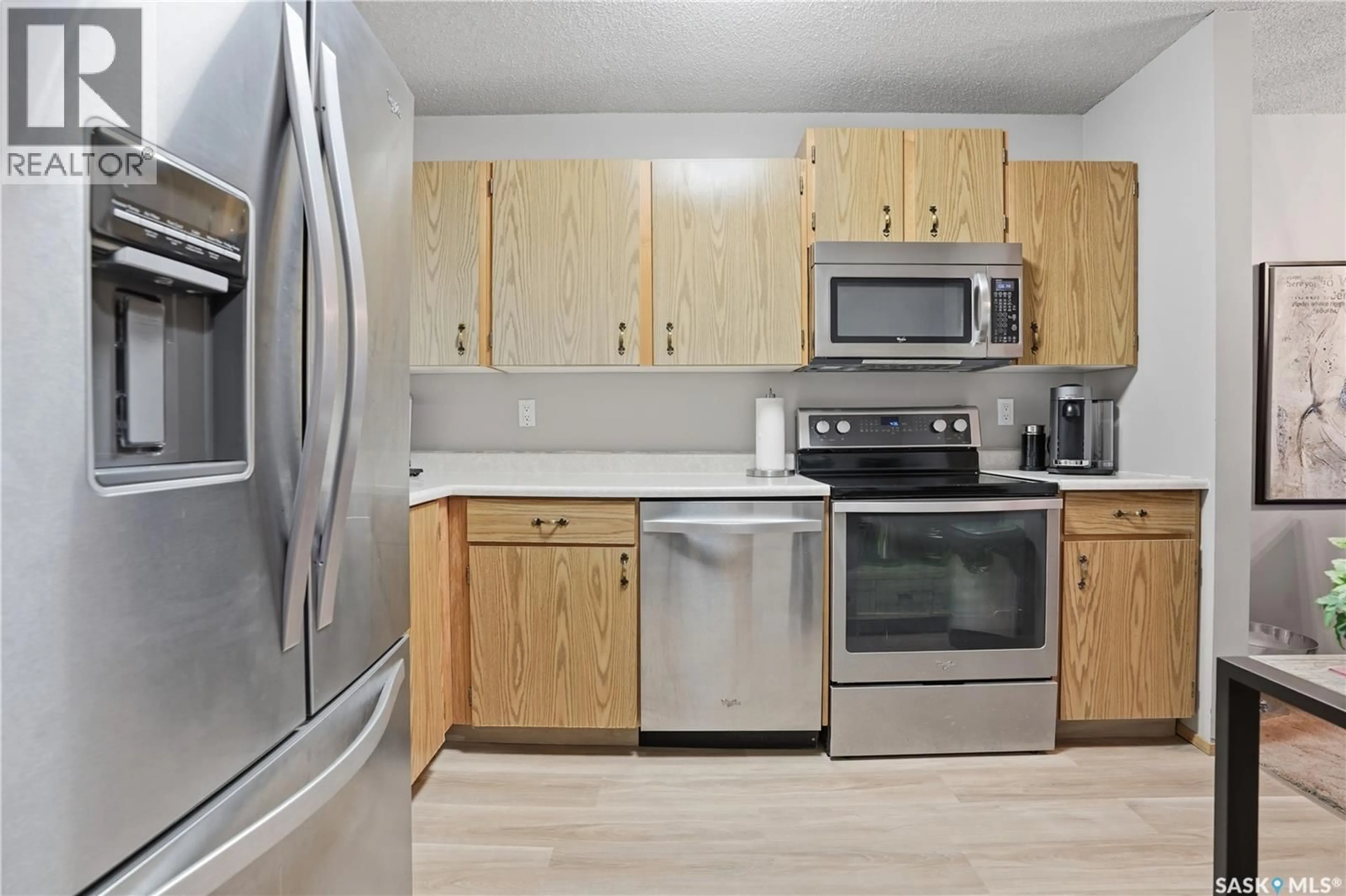 Standard kitchen, unknown for 118 CEDAR MEADOW DRIVE, Regina Saskatchewan S4X3J6