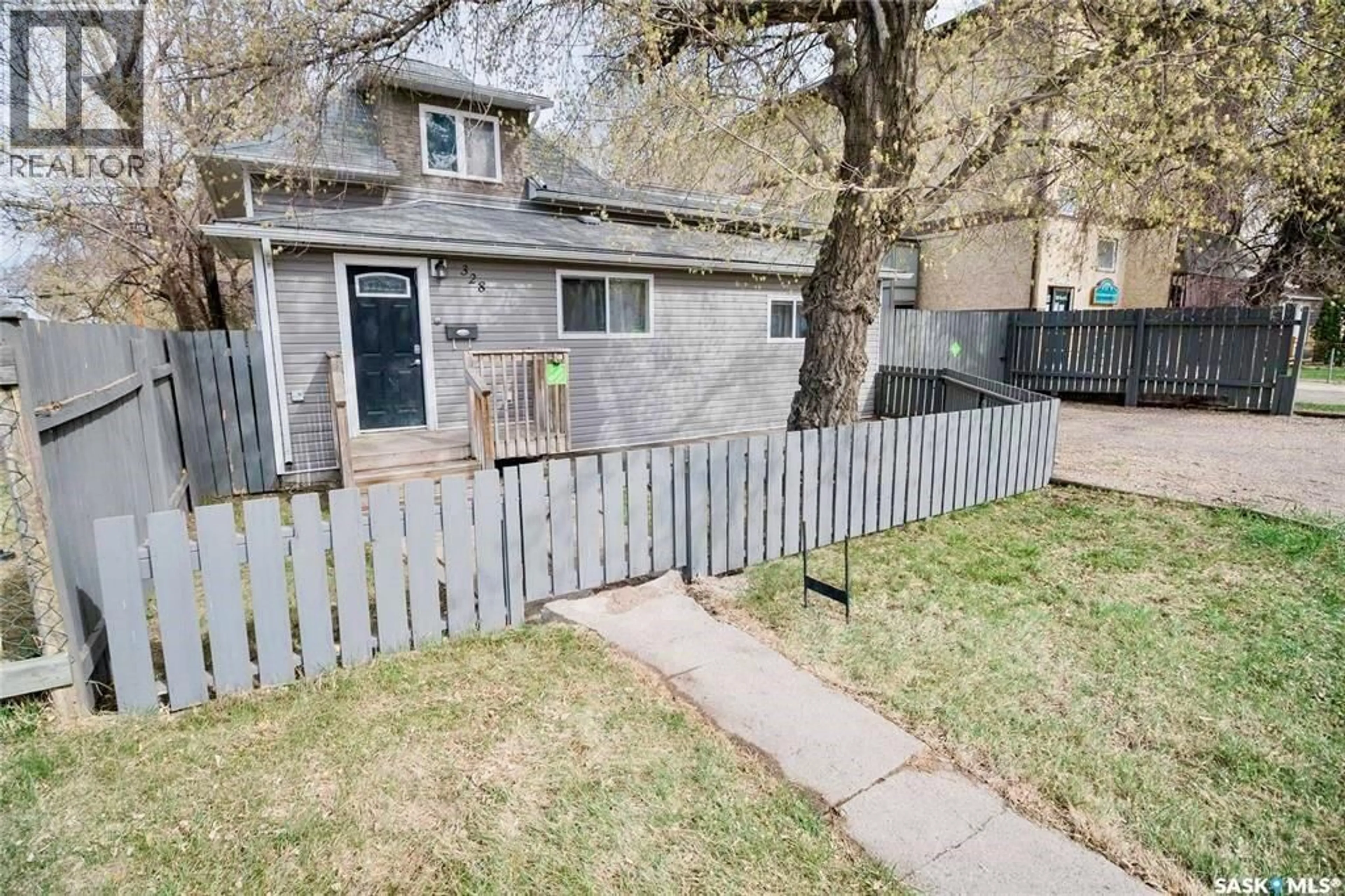A pic from outside/outdoor area/front of a property/back of a property/a pic from drone, street for 328 Q AVENUE, Saskatoon Saskatchewan S7M2Y3