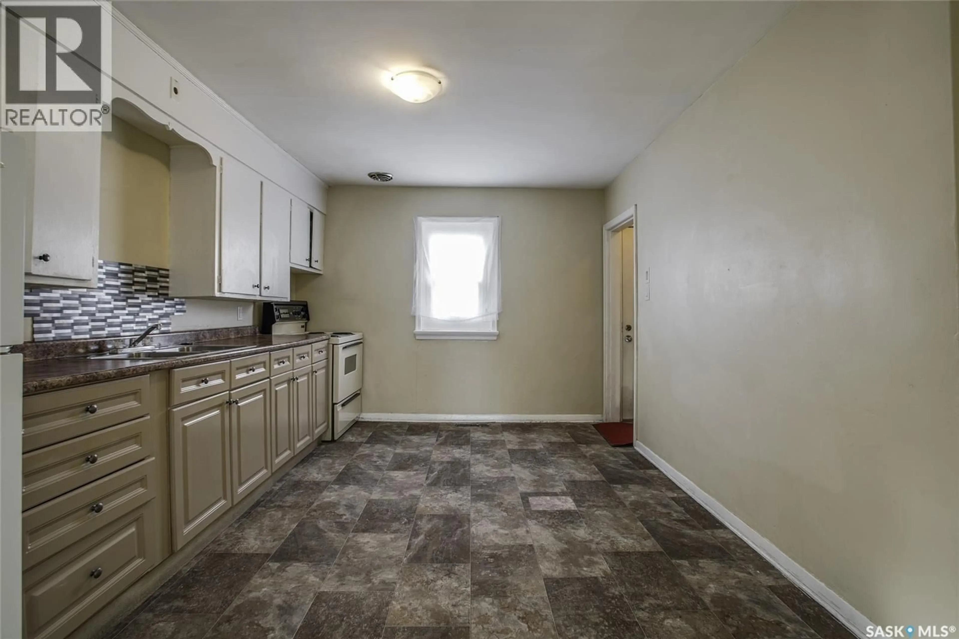 Standard kitchen, unknown for 327 Q AVENUE, Saskatoon Saskatchewan S7M2Y2