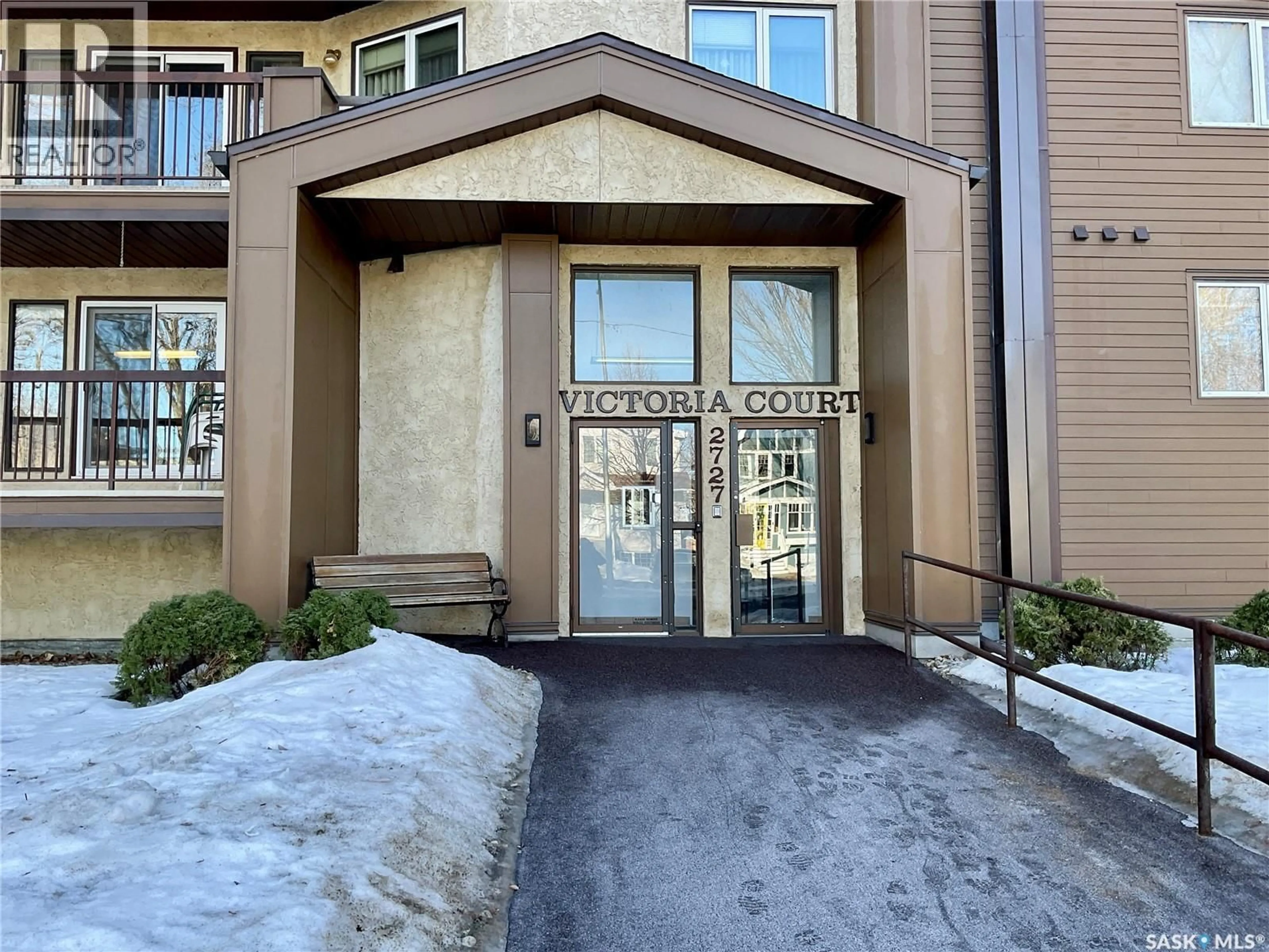 Indoor foyer for 107 - 2727 VICTORIA AVENUE, Regina Saskatchewan S4T1K4