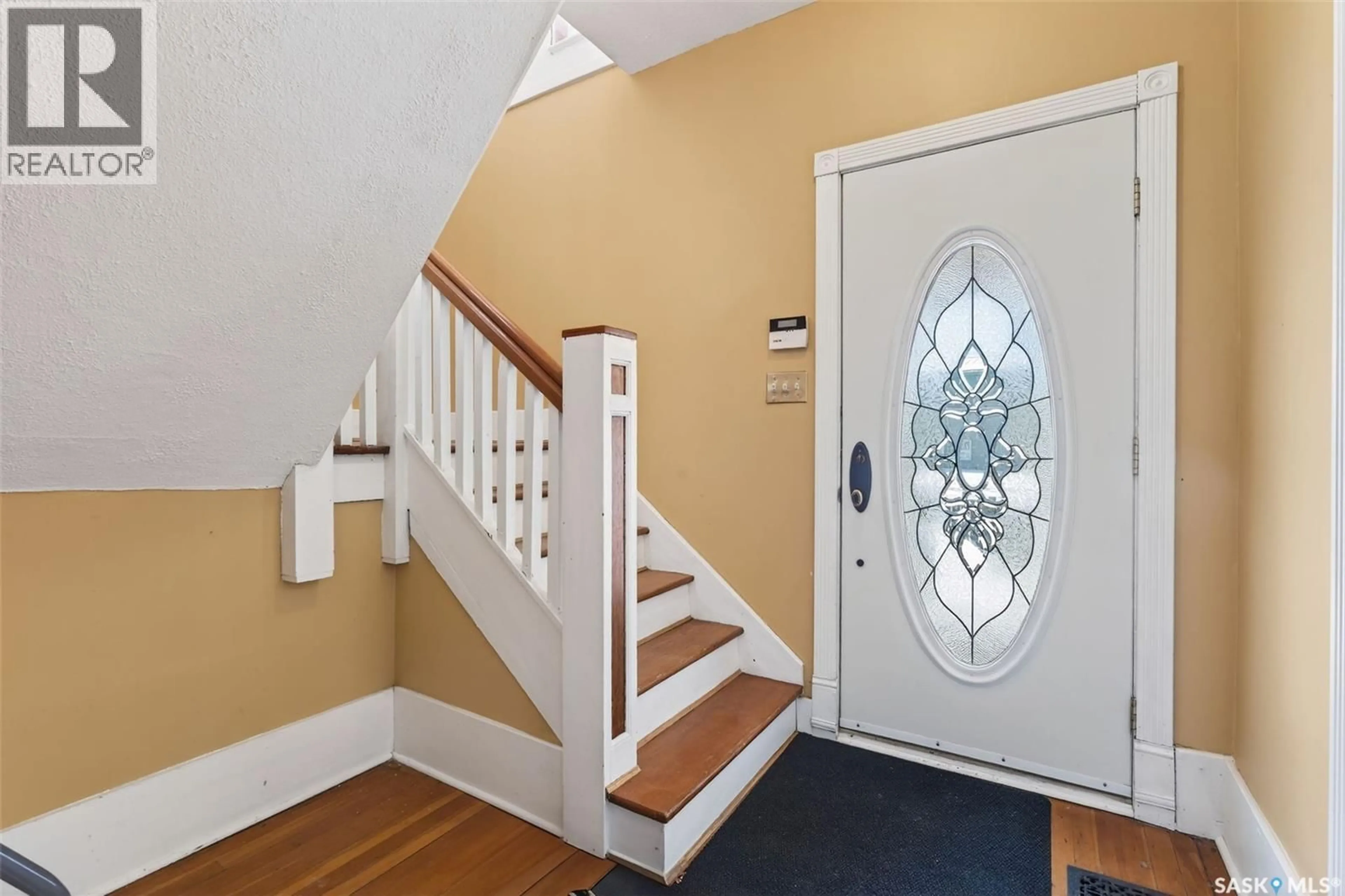 Indoor foyer for 408 10TH STREET, Prince Albert Saskatchewan S6V0Z4