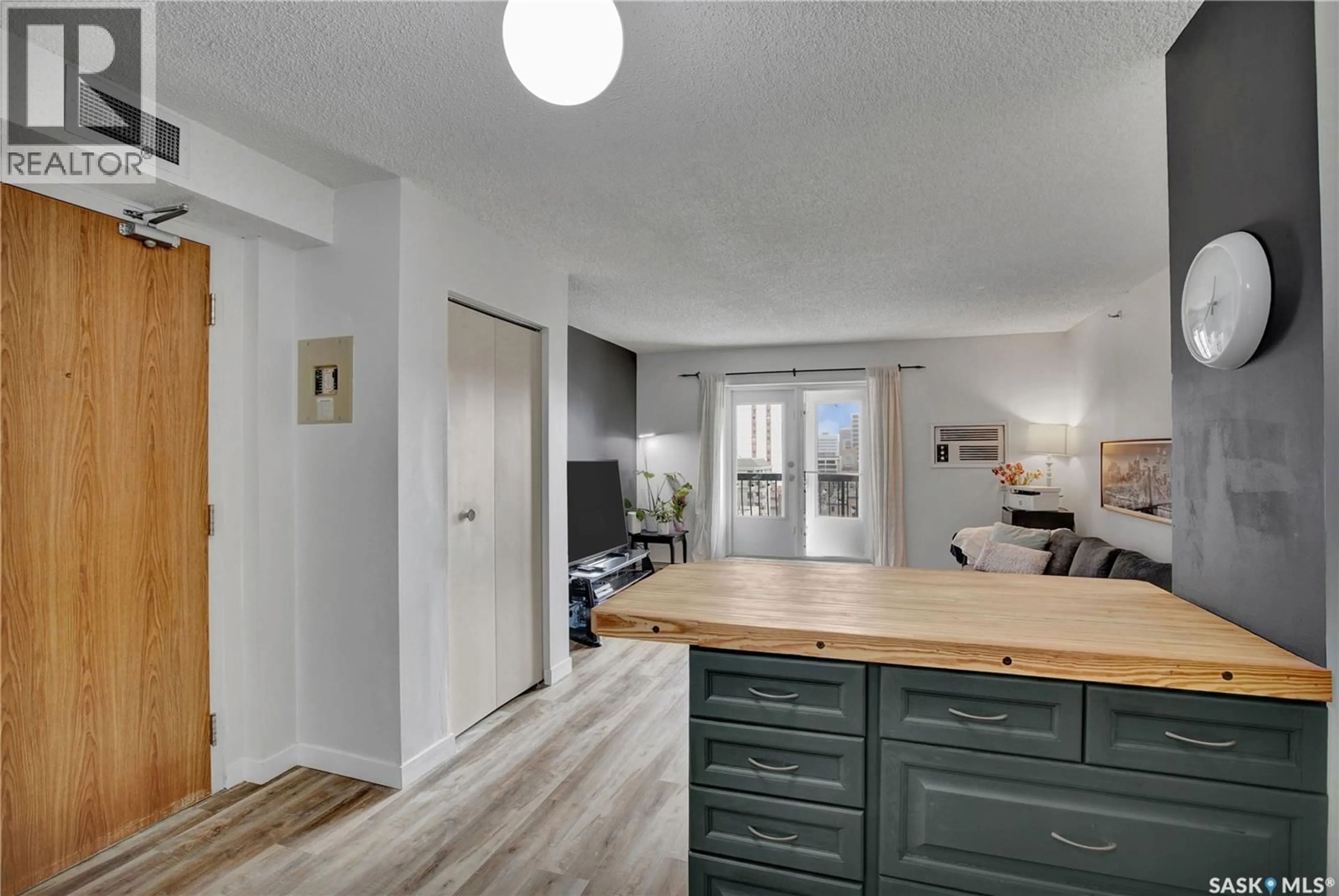 Open concept kitchen, wood/laminate floor for 902 - 405 5TH AVENUE, Saskatoon Saskatchewan S7K6Z3