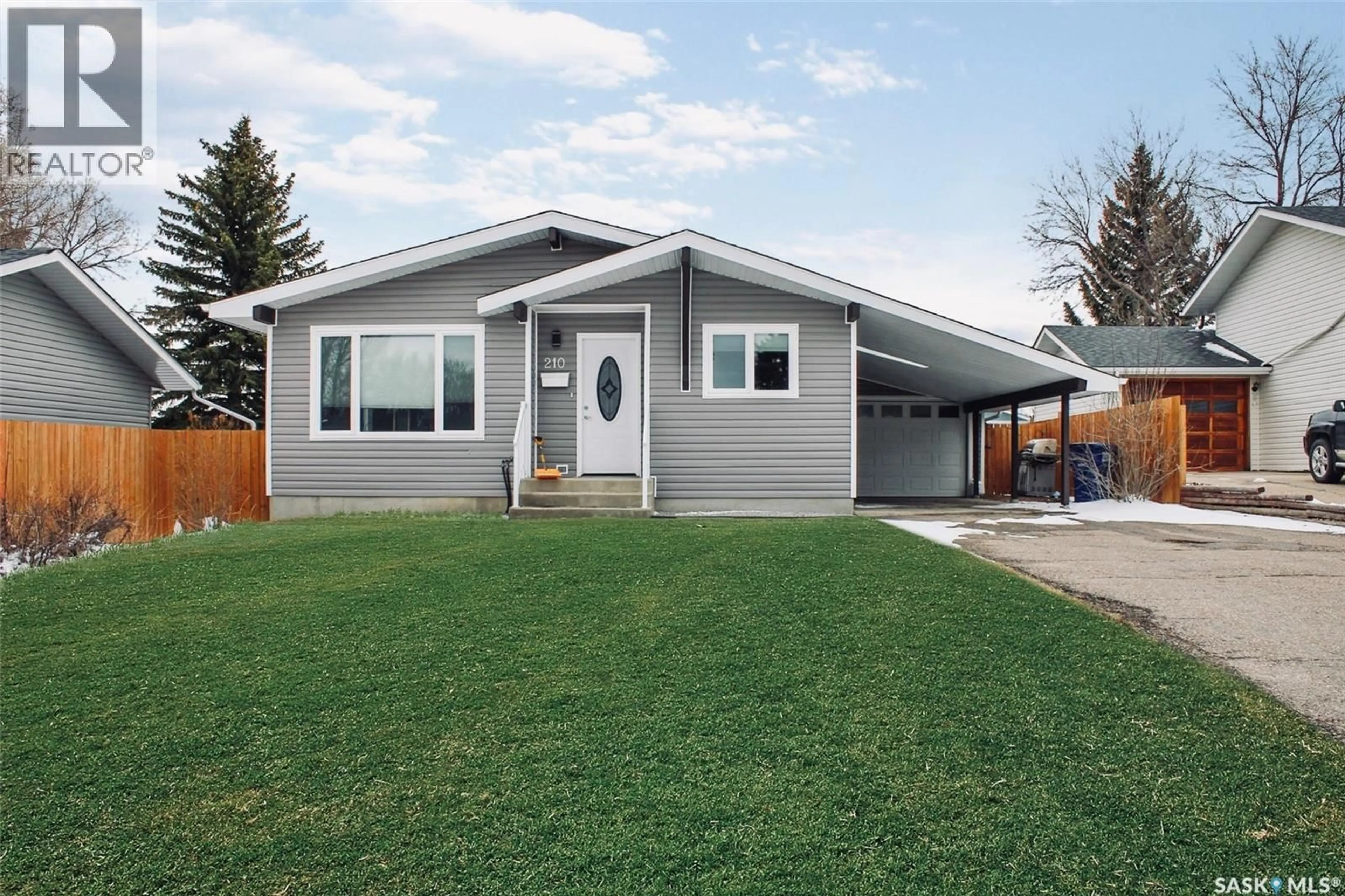 Home with vinyl exterior material, street for 210 CLINTON PLACE, Swift Current Saskatchewan S9H4K2