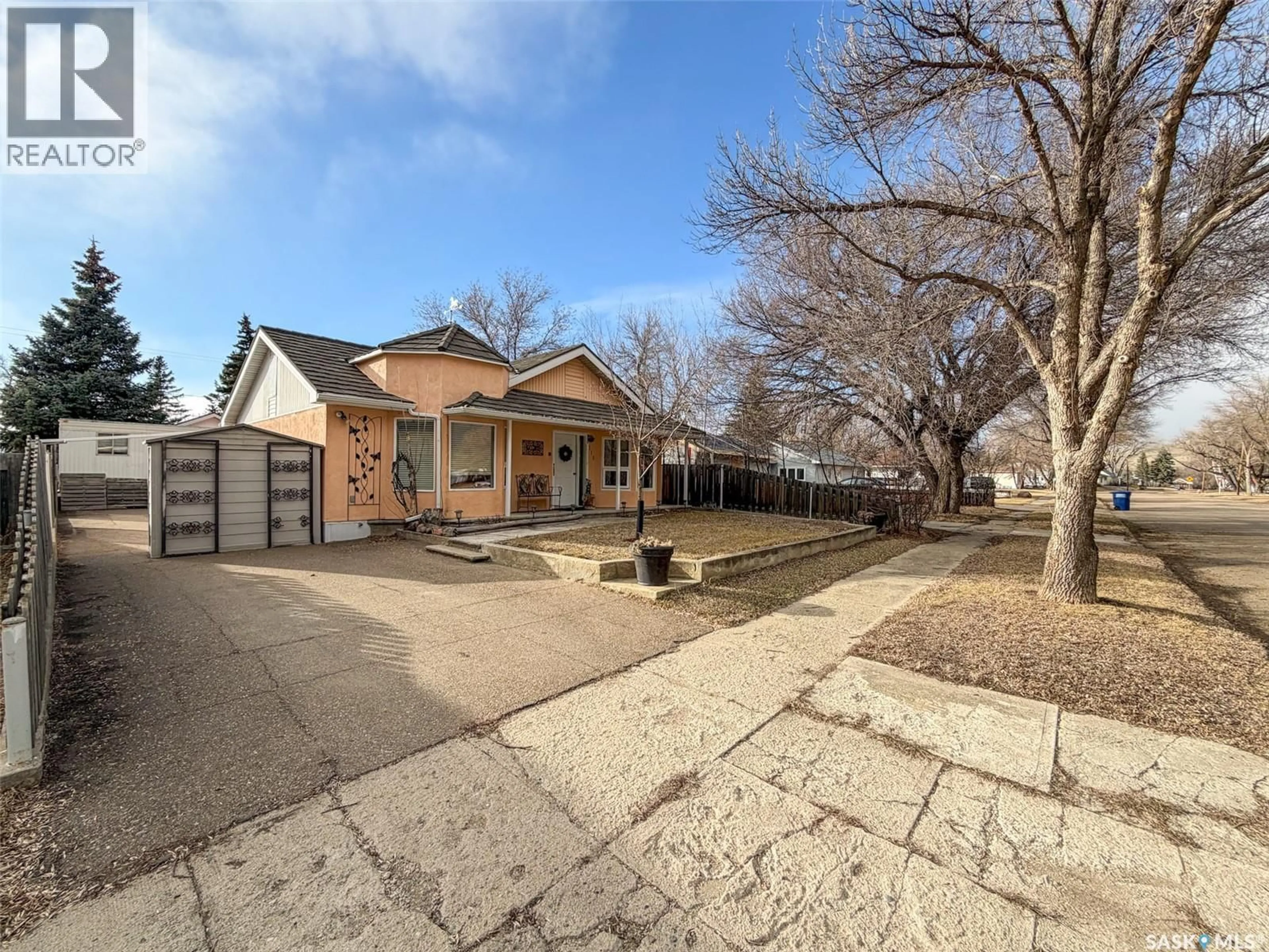 A pic from outside/outdoor area/front of a property/back of a property/a pic from drone, street for 118 CEDAR AVENUE, Eastend Saskatchewan S0N0T0