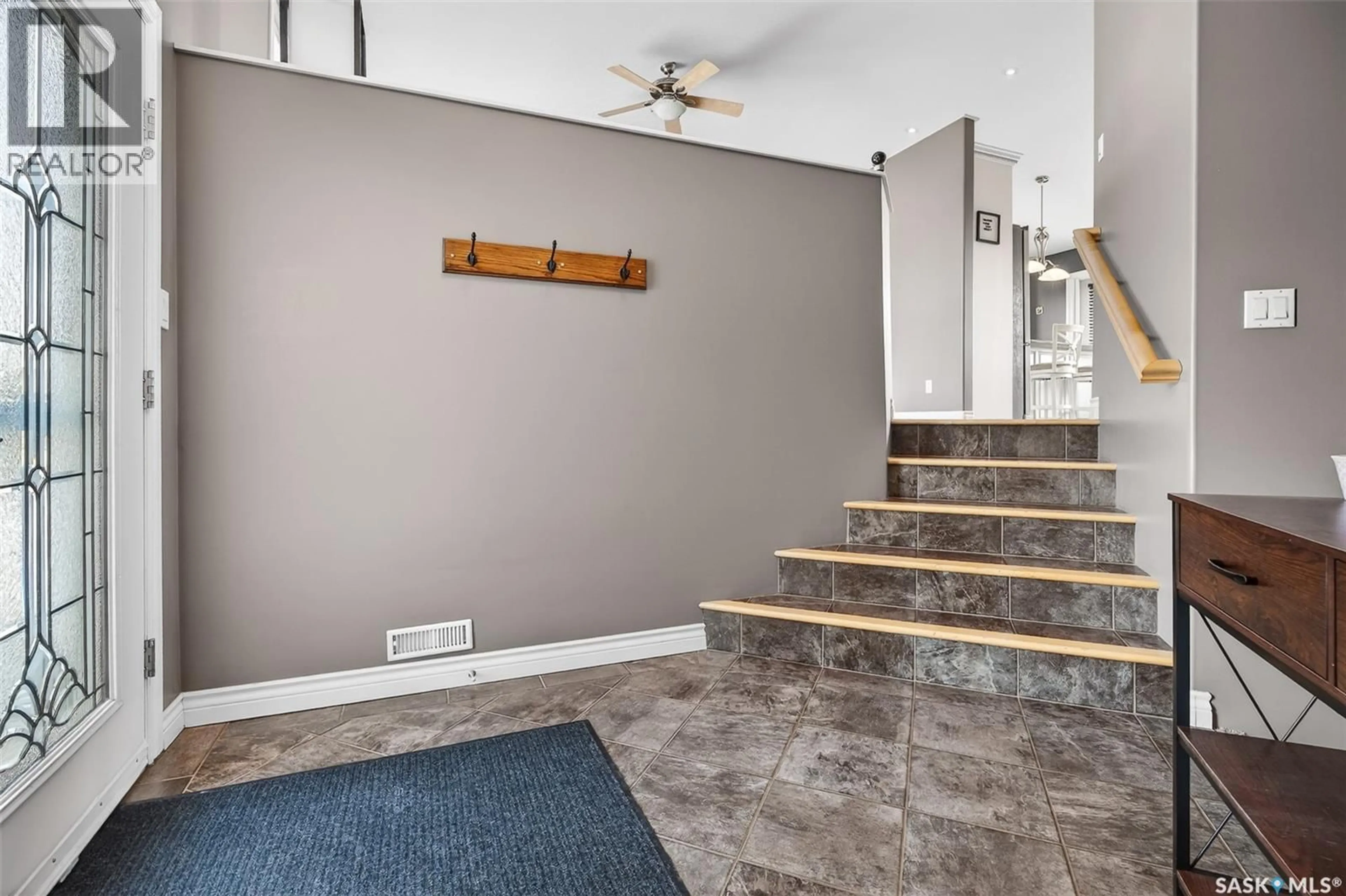 Indoor foyer for 45 GOLDENGLOW DRIVE, Moose Jaw Saskatchewan S6J1N7