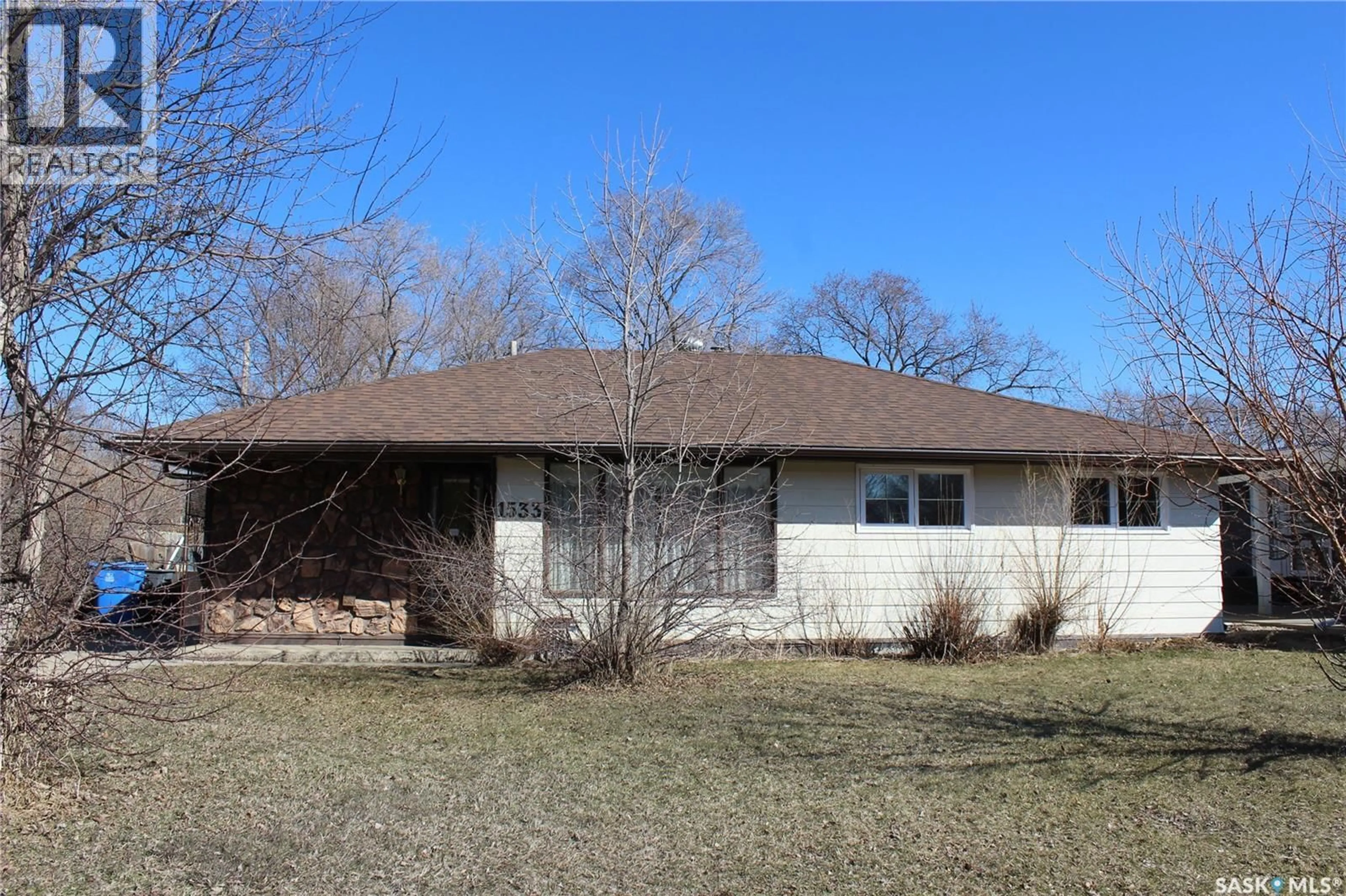 Home with vinyl exterior material, street for 1533 THORN CRESCENT, Estevan Saskatchewan S4A1N7