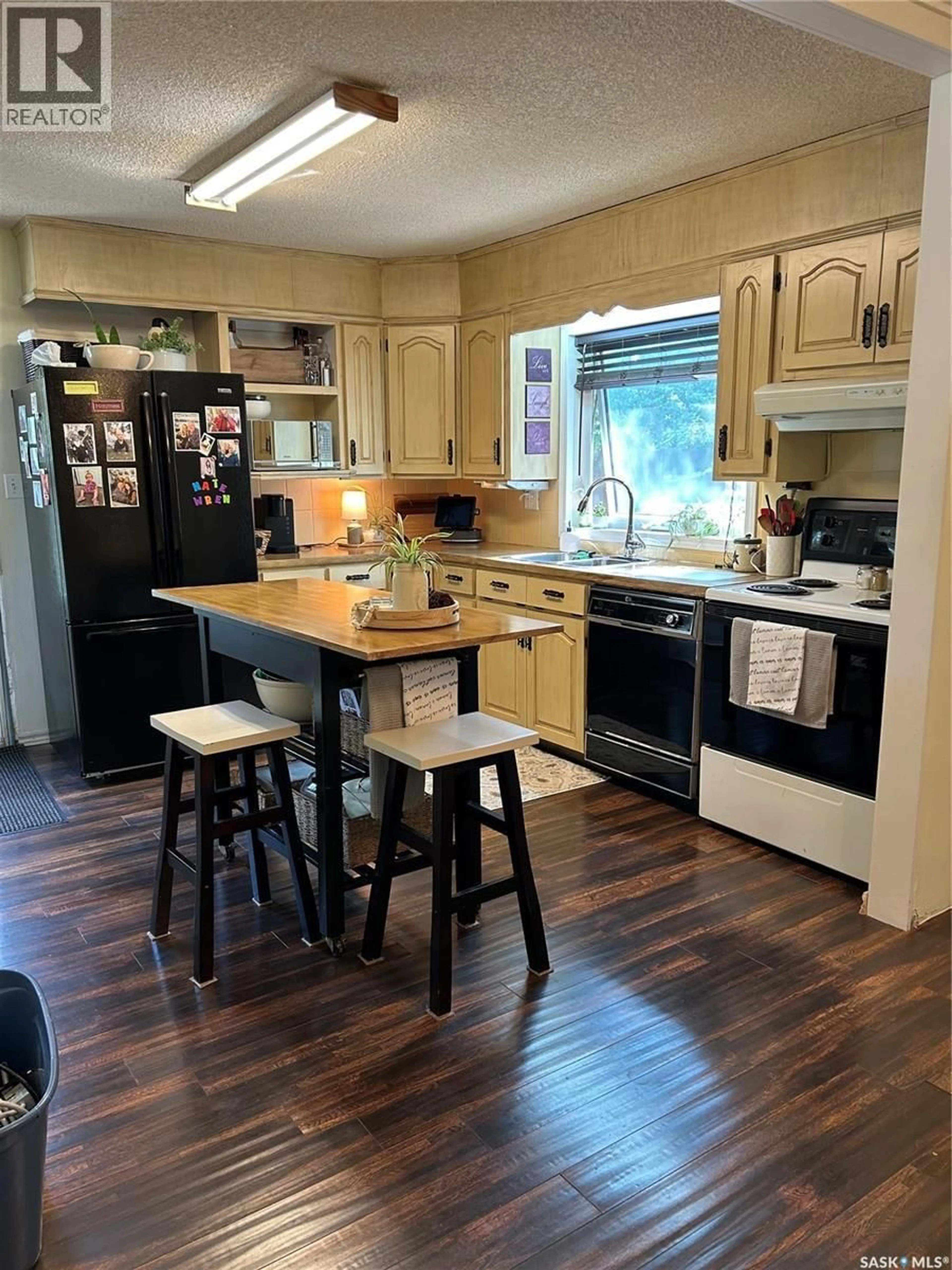 Open concept kitchen, unknown for 1533 THORN CRESCENT, Estevan Saskatchewan S4A1N7