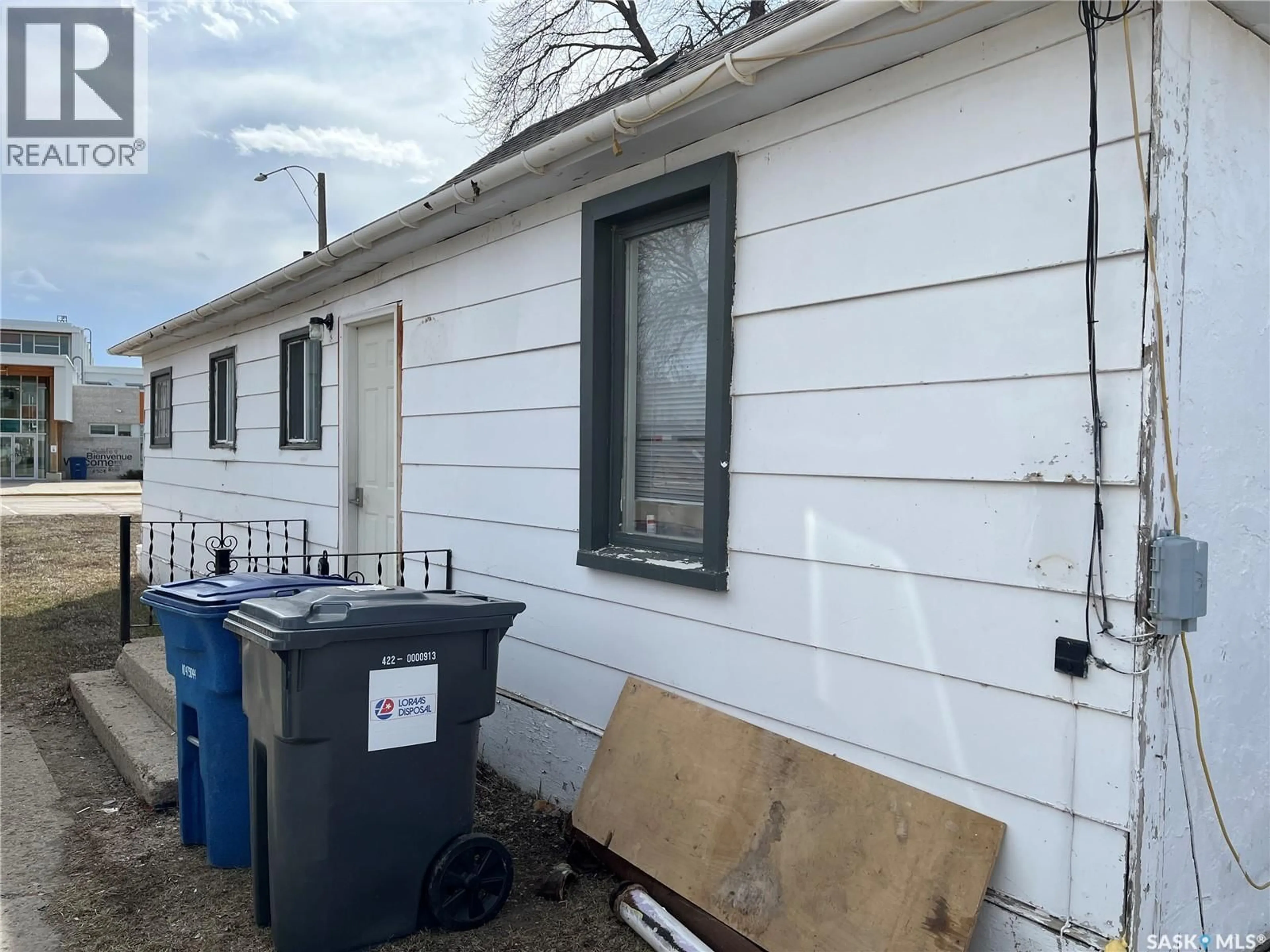 Home with vinyl exterior material, building for 219 1ST AVENUE, Gravelbourg Saskatchewan S0H1X0