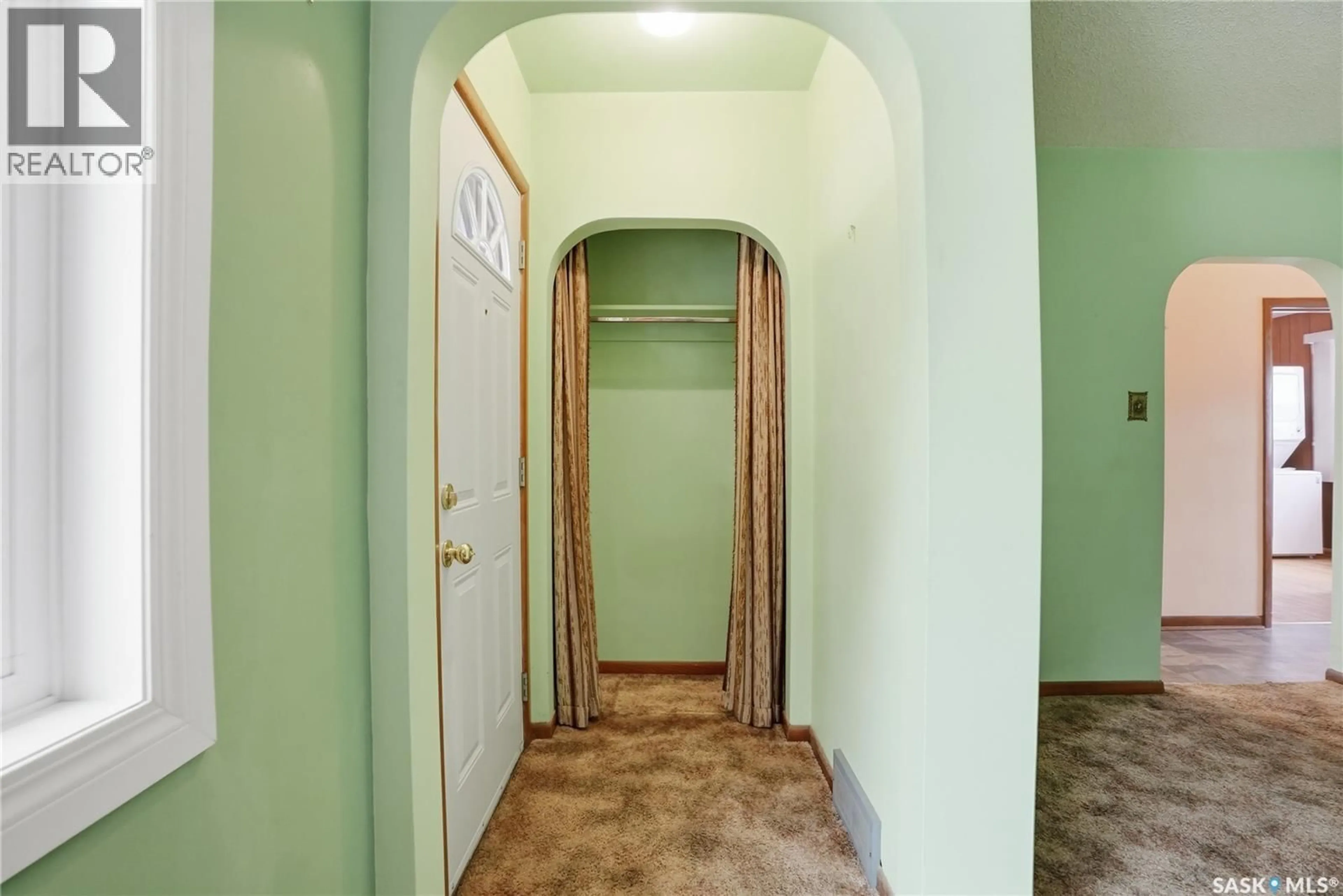 Indoor foyer for 2204 YORK AVENUE, Saskatoon Saskatchewan S7J1J1