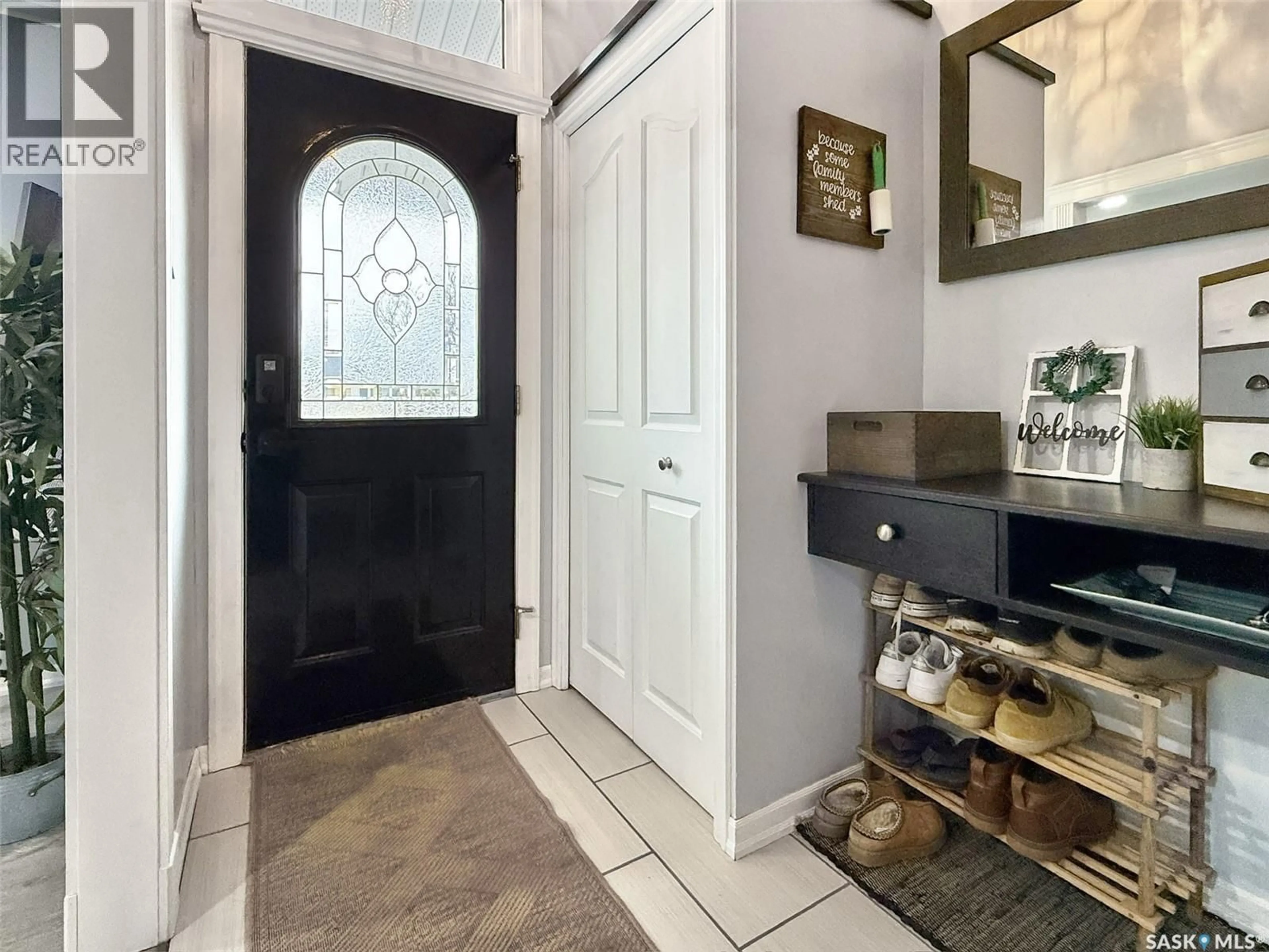 Indoor entryway for 611 6TH AVENUE, Swift Current Saskatchewan S9H0Y5