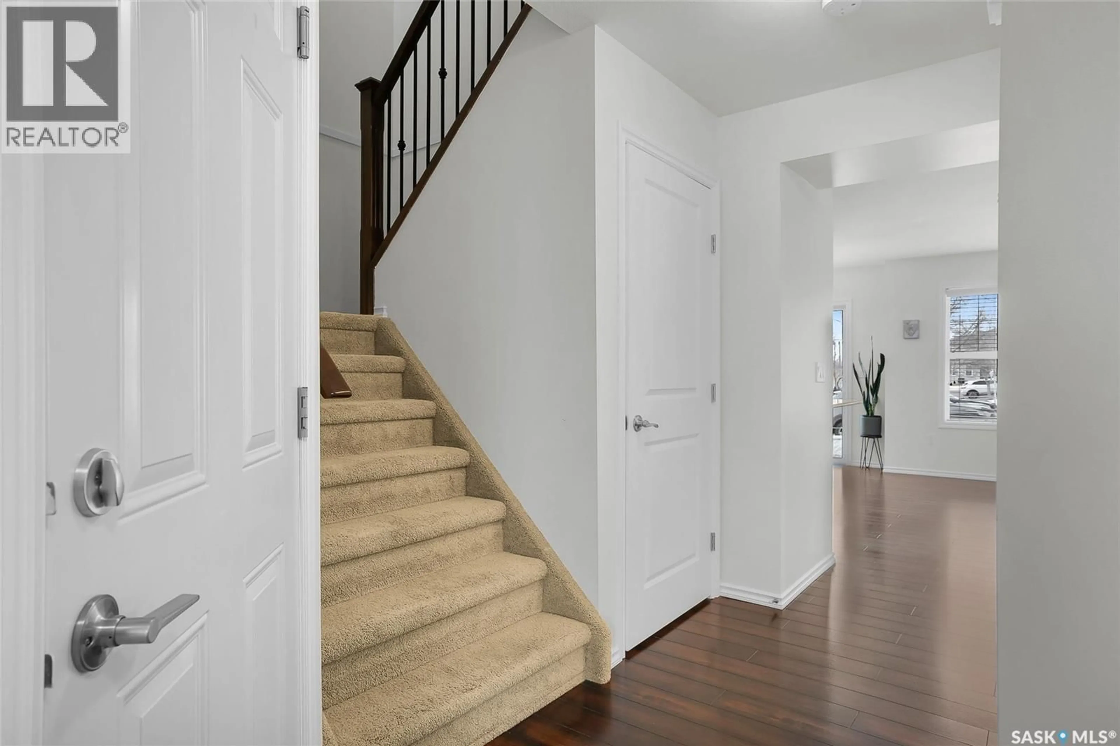 Indoor entryway for 202 615 LYND CRESCENT, Saskatoon Saskatchewan S7T0G7