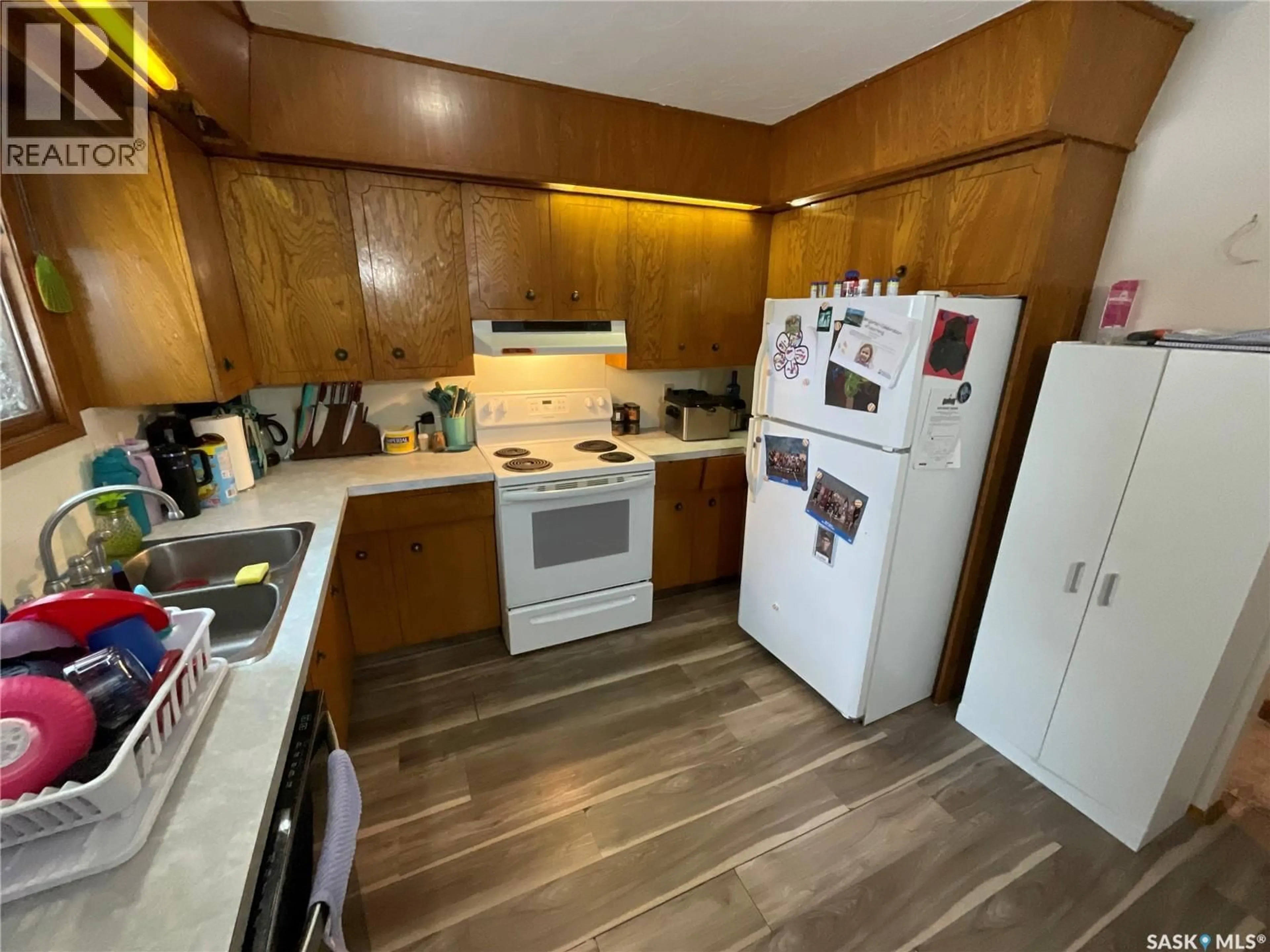 Standard kitchen, wood/laminate floor for 505 7TH AVENUE, Cudworth Saskatchewan S0K1B0