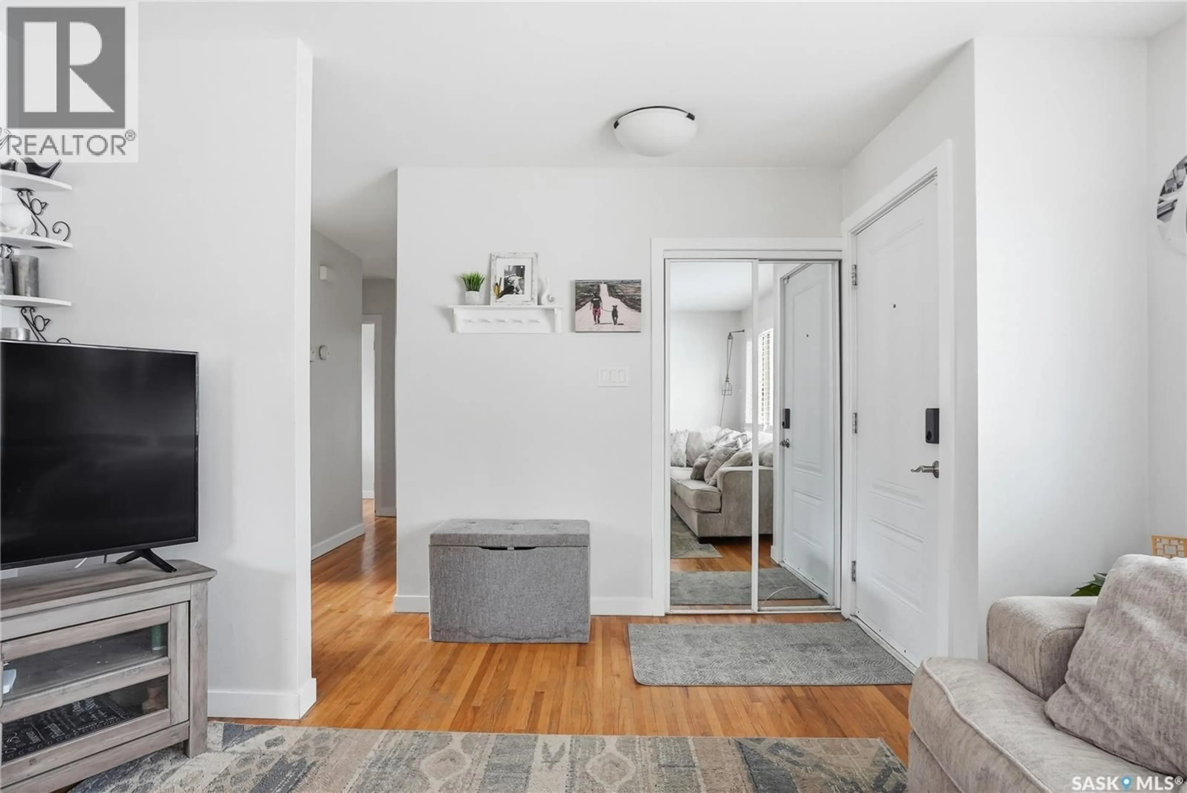 Indoor entryway for 15 STEWART AVENUE, Saskatoon Saskatchewan S7L3S5