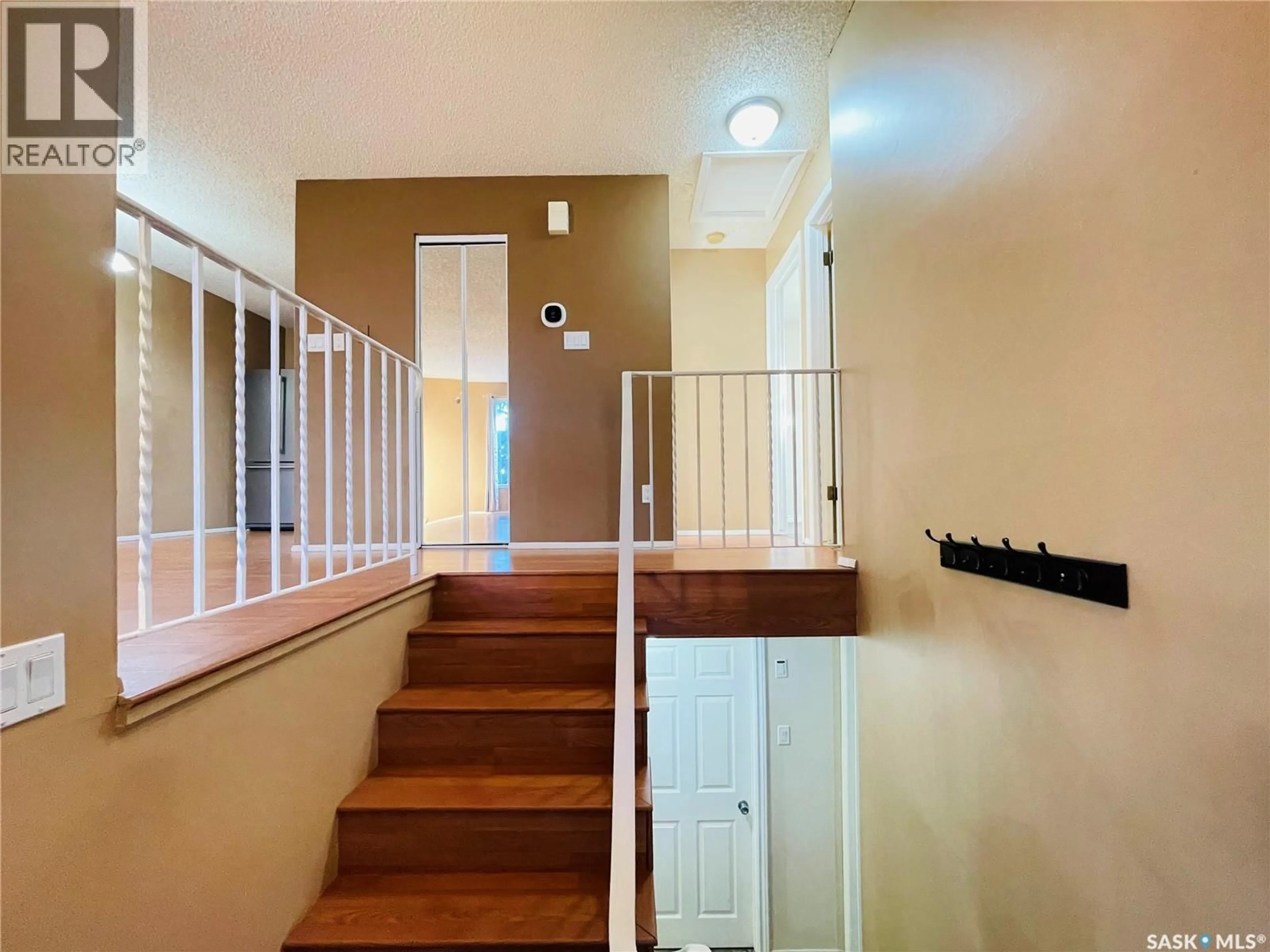 Indoor foyer for 371 FINES DRIVE, Regina Saskatchewan S4W5T3