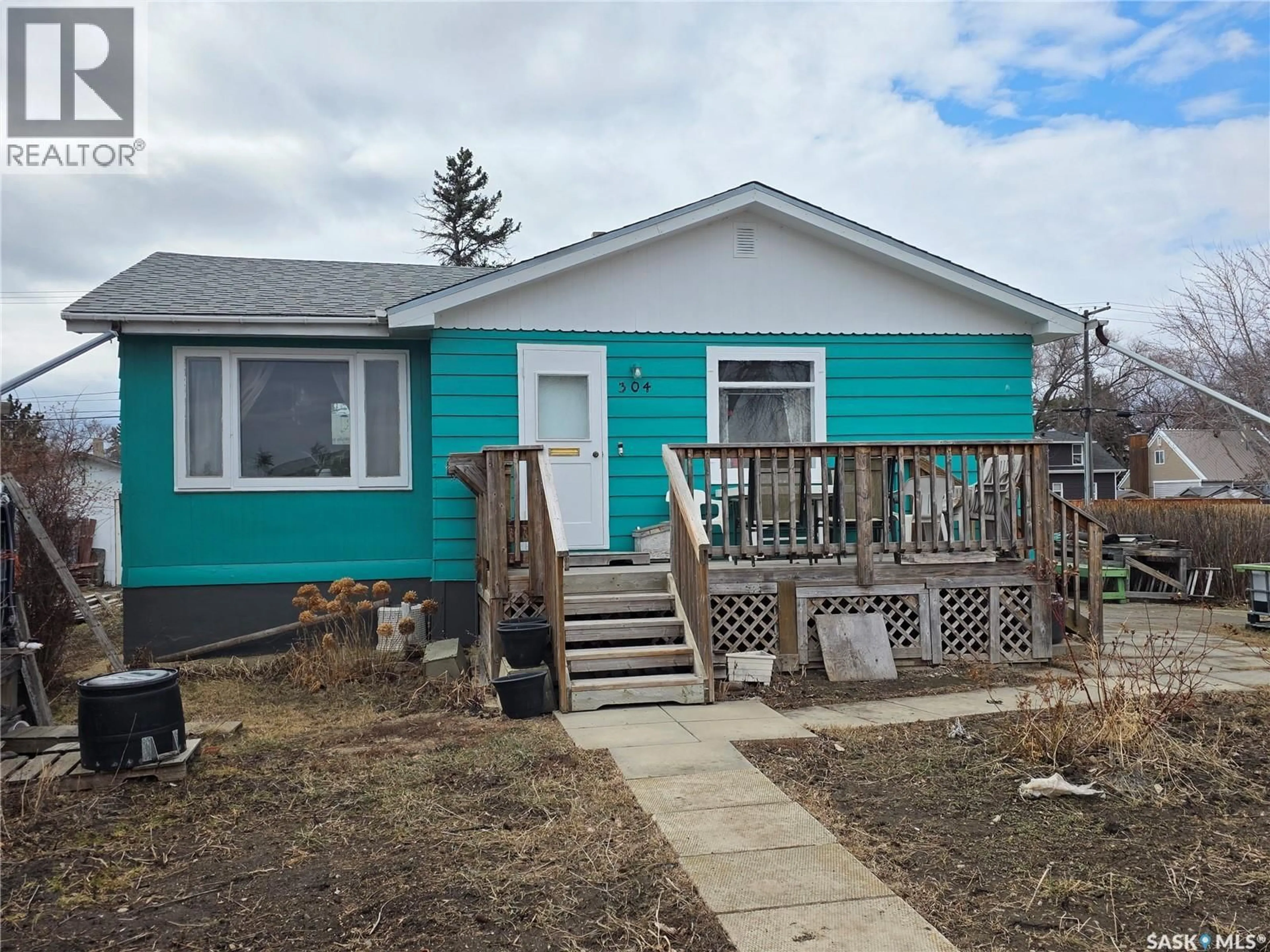 Home with vinyl exterior material, street for 304 7TH AVENUE, Swift Current Saskatchewan S9H3P7