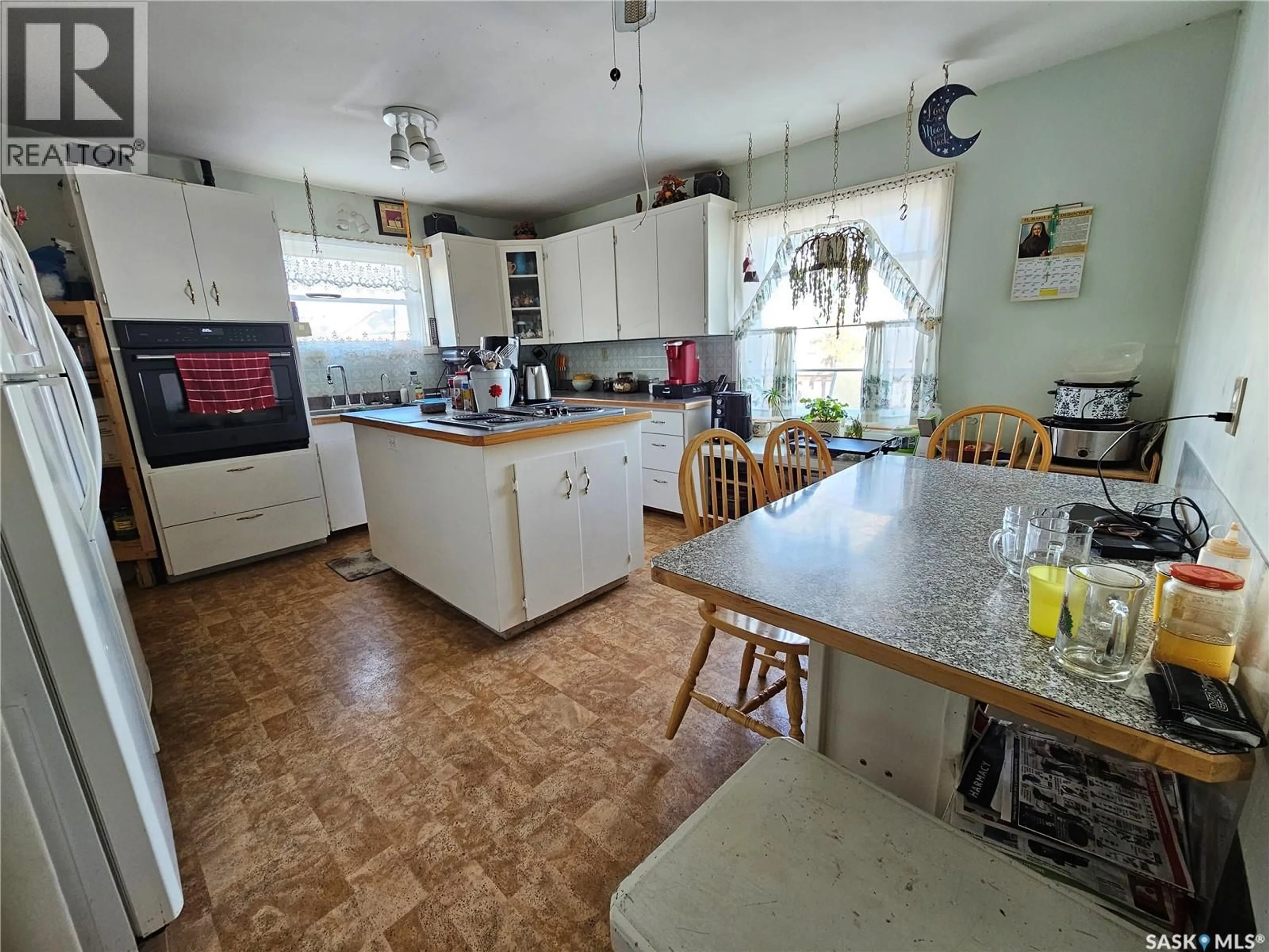 Standard kitchen, unknown for 304 7TH AVENUE, Swift Current Saskatchewan S9H3P7