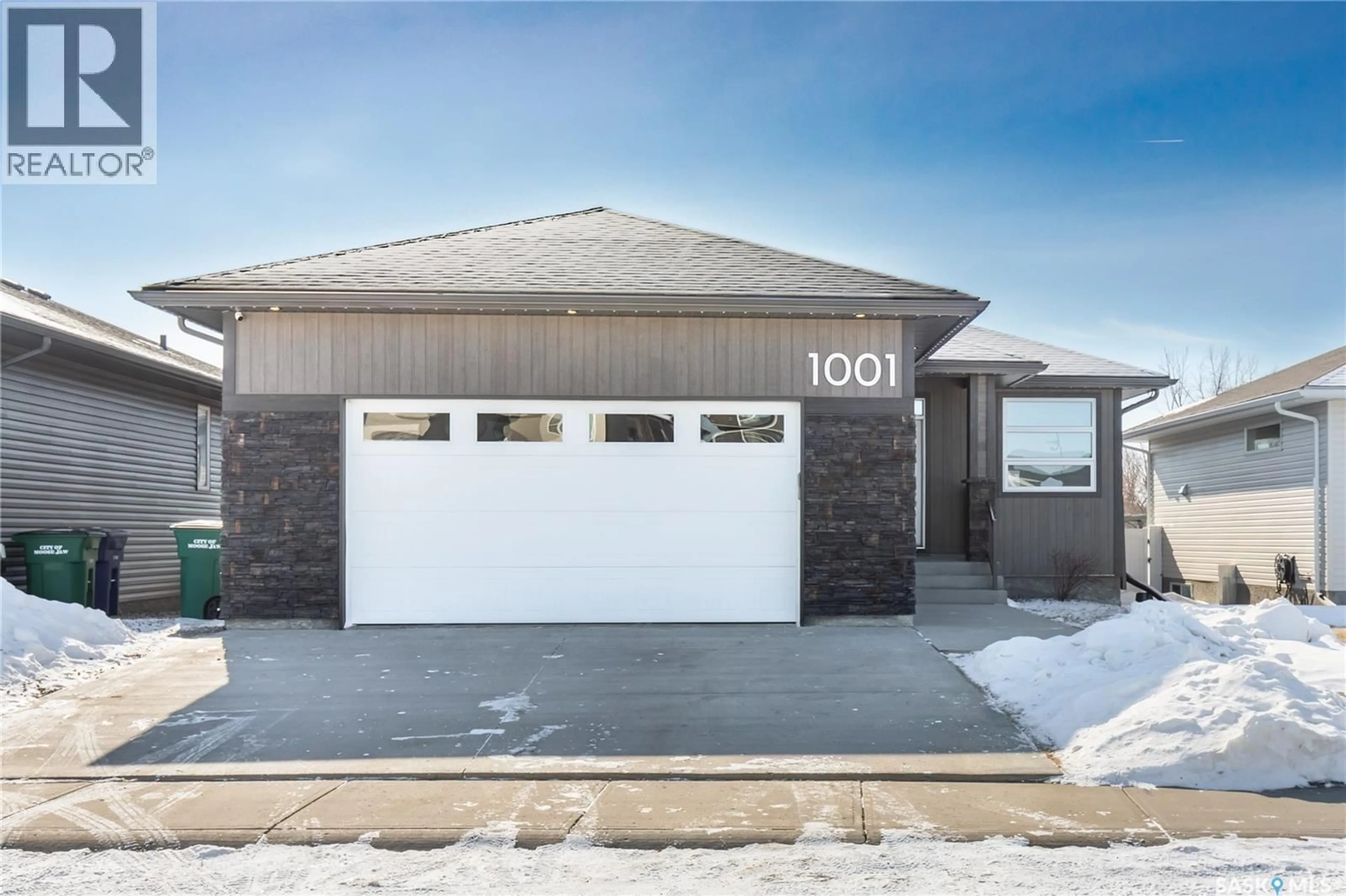 Indoor garage for 1001 MAPLEWOOD DRIVE, Moose Jaw Saskatchewan S6J0E4