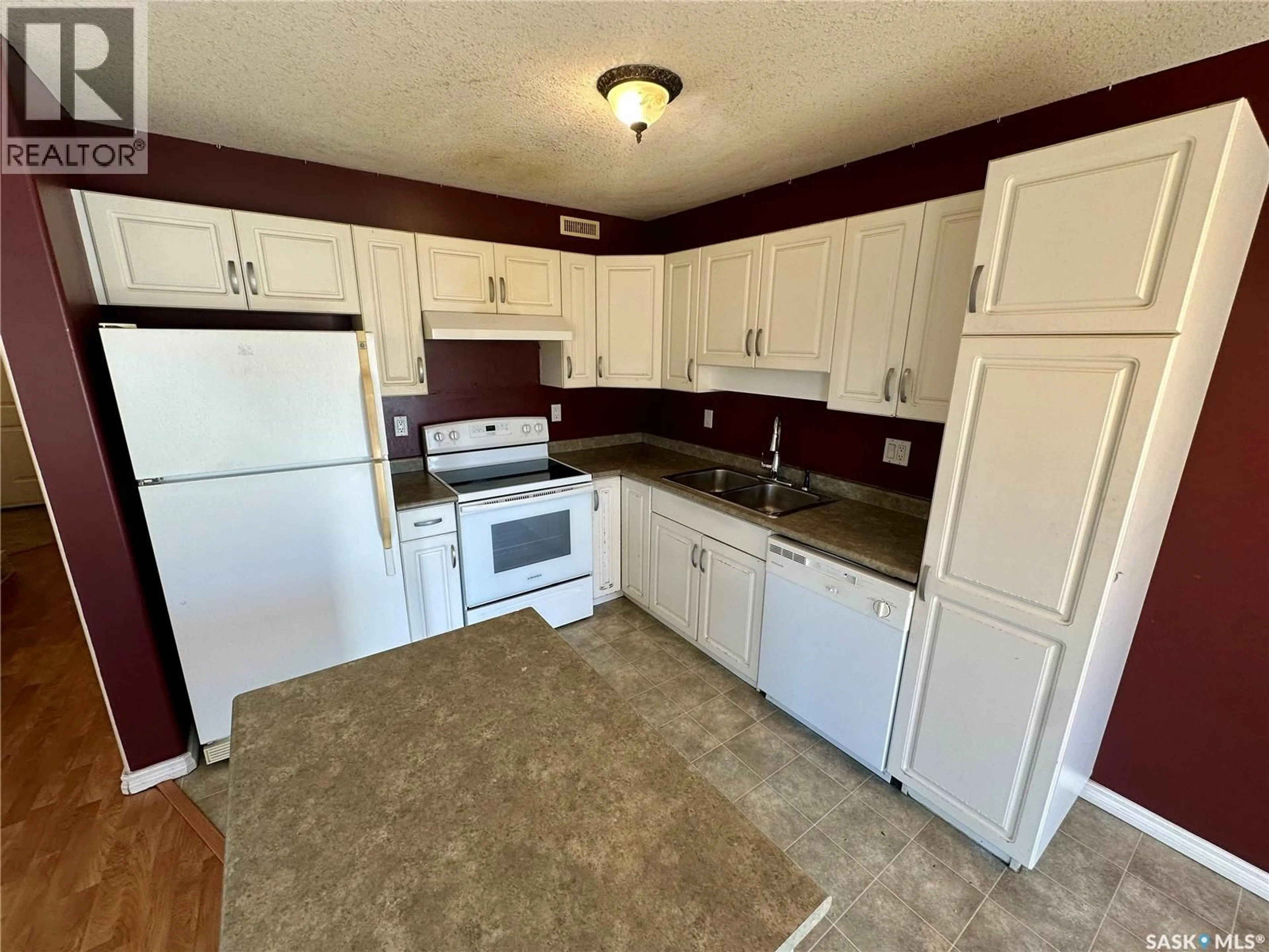 Standard kitchen, unknown for 103 - 38 BANYAN CRESCENT, Saskatoon Saskatchewan S7V1G3