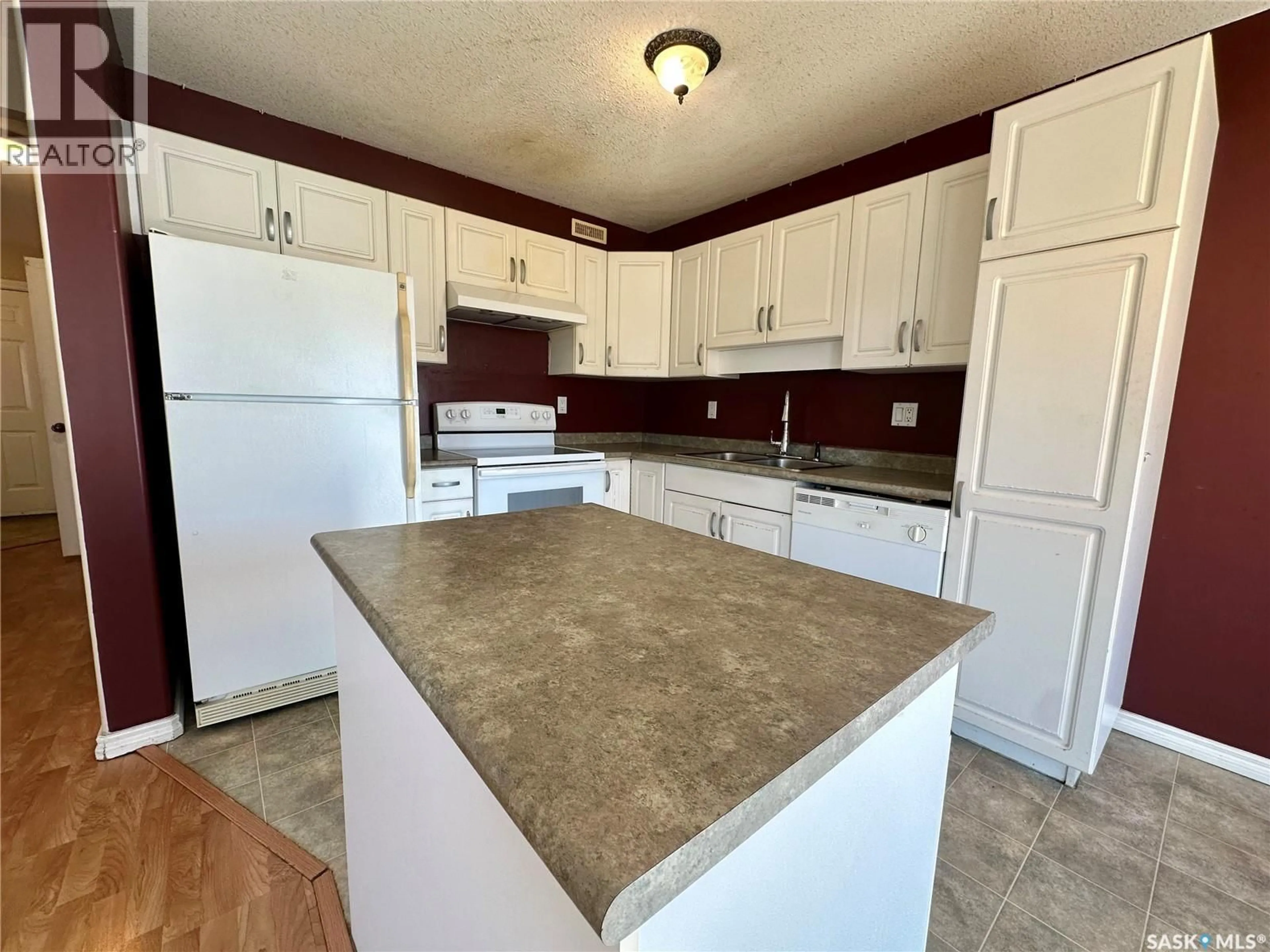Standard kitchen, unknown for 103 - 38 BANYAN CRESCENT, Saskatoon Saskatchewan S7V1G3