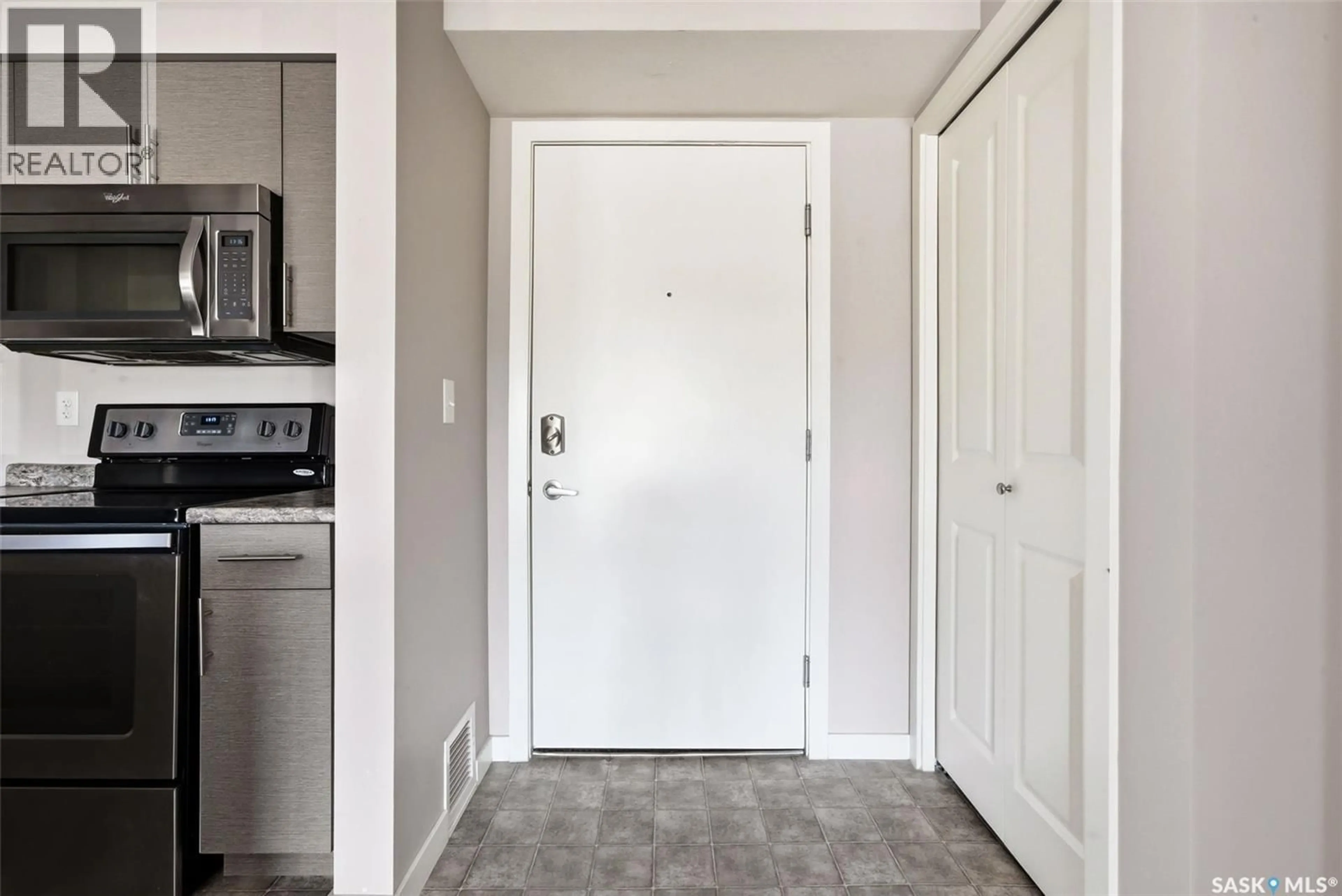 Indoor entryway for 5500 - 2116 MITCHINSON WAY, Regina Saskatchewan S4W0N9