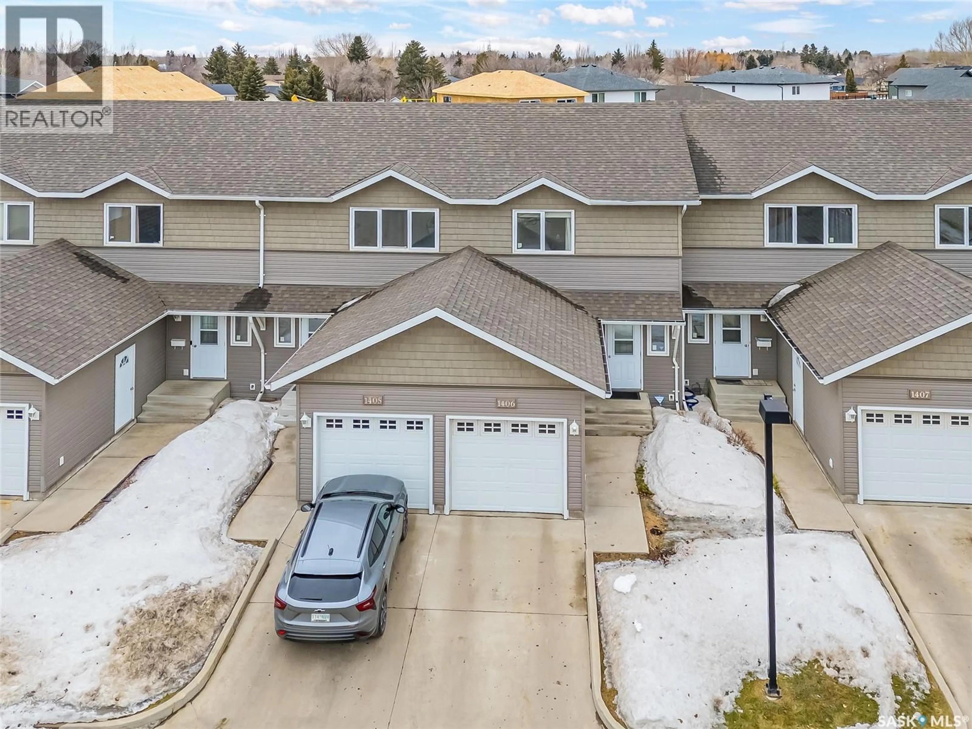 A pic from outside/outdoor area/front of a property/back of a property/a pic from drone, unknown for 715 - 1406 HART ROAD, Saskatoon Saskatchewan S7M3Y7