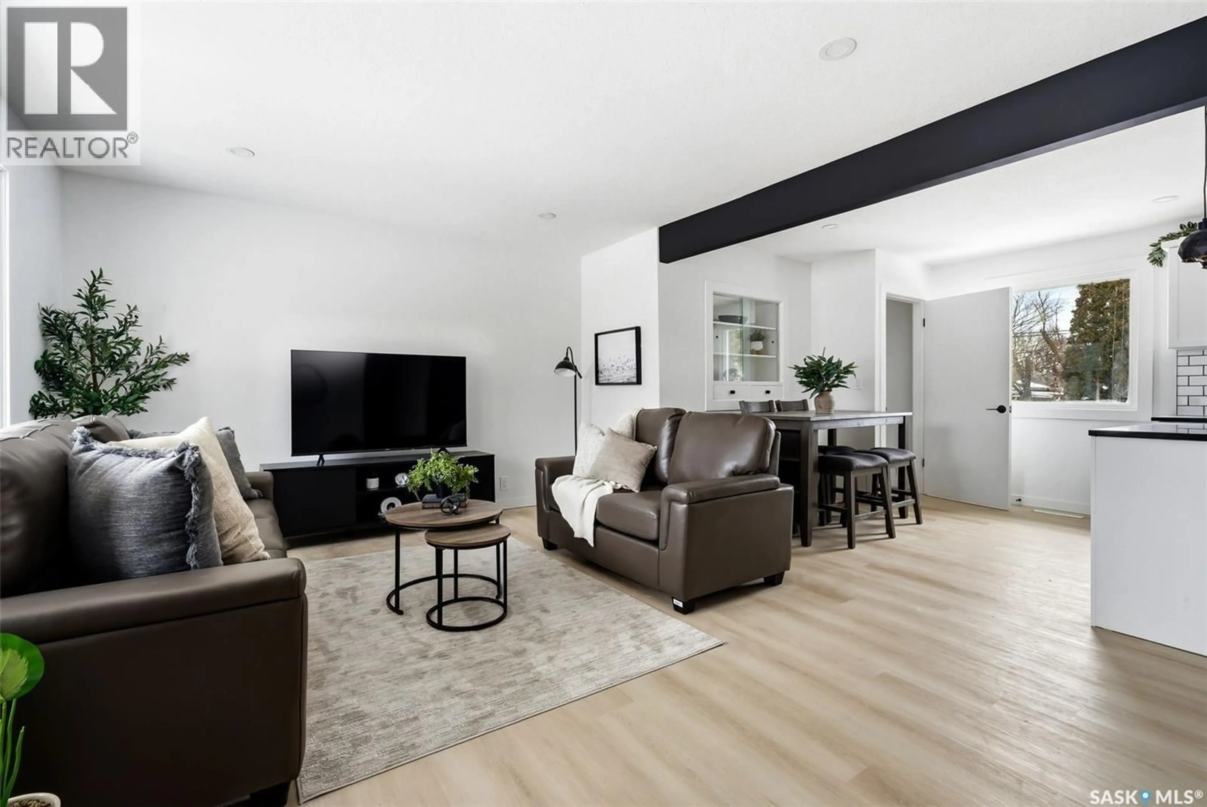 Living room with furniture, unknown for 809 HORACE STREET, Regina Saskatchewan S4T5K9