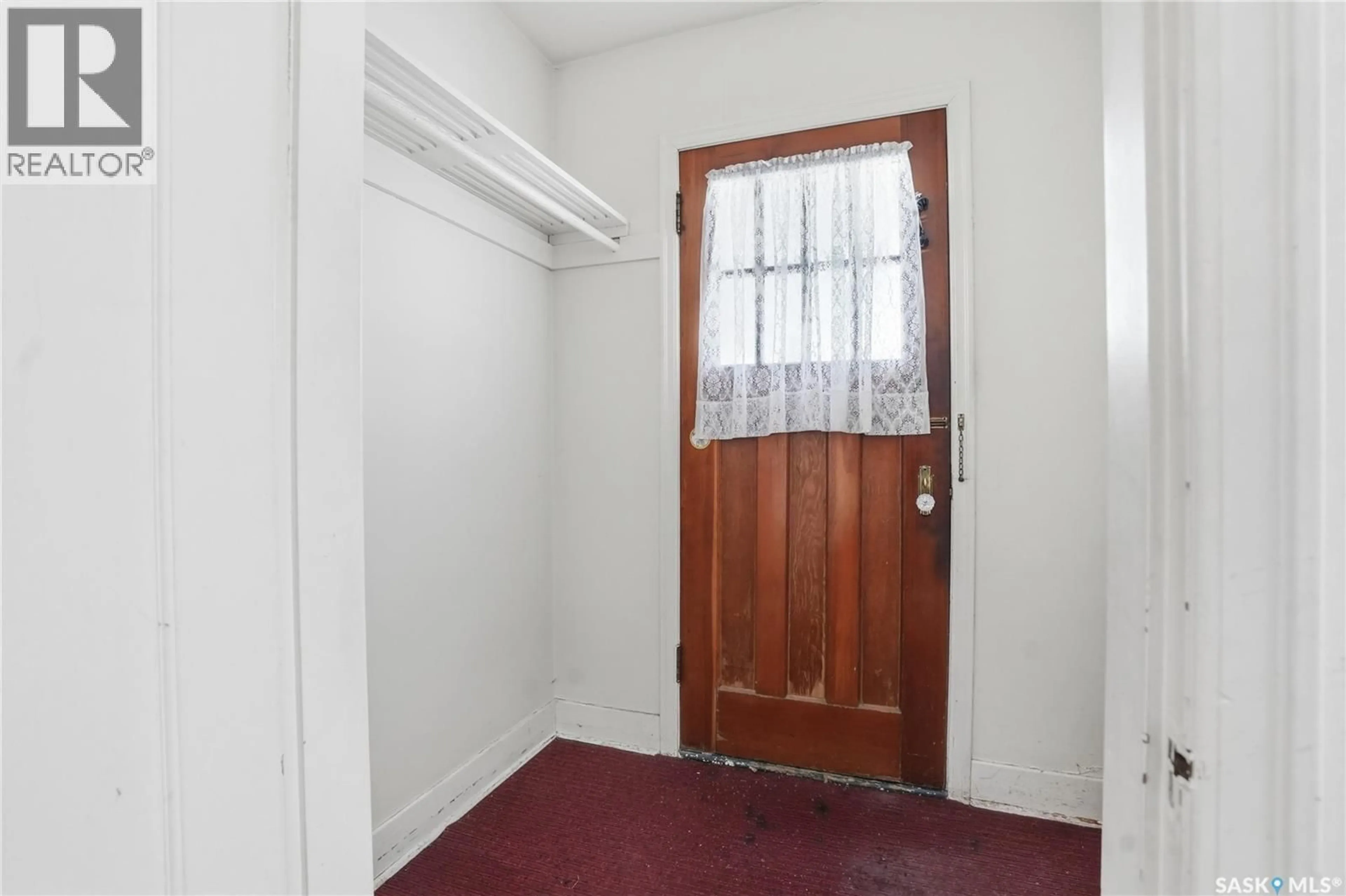 Indoor foyer for 320 MCKINNON AVENUE, Saskatoon Saskatchewan S7N1J6