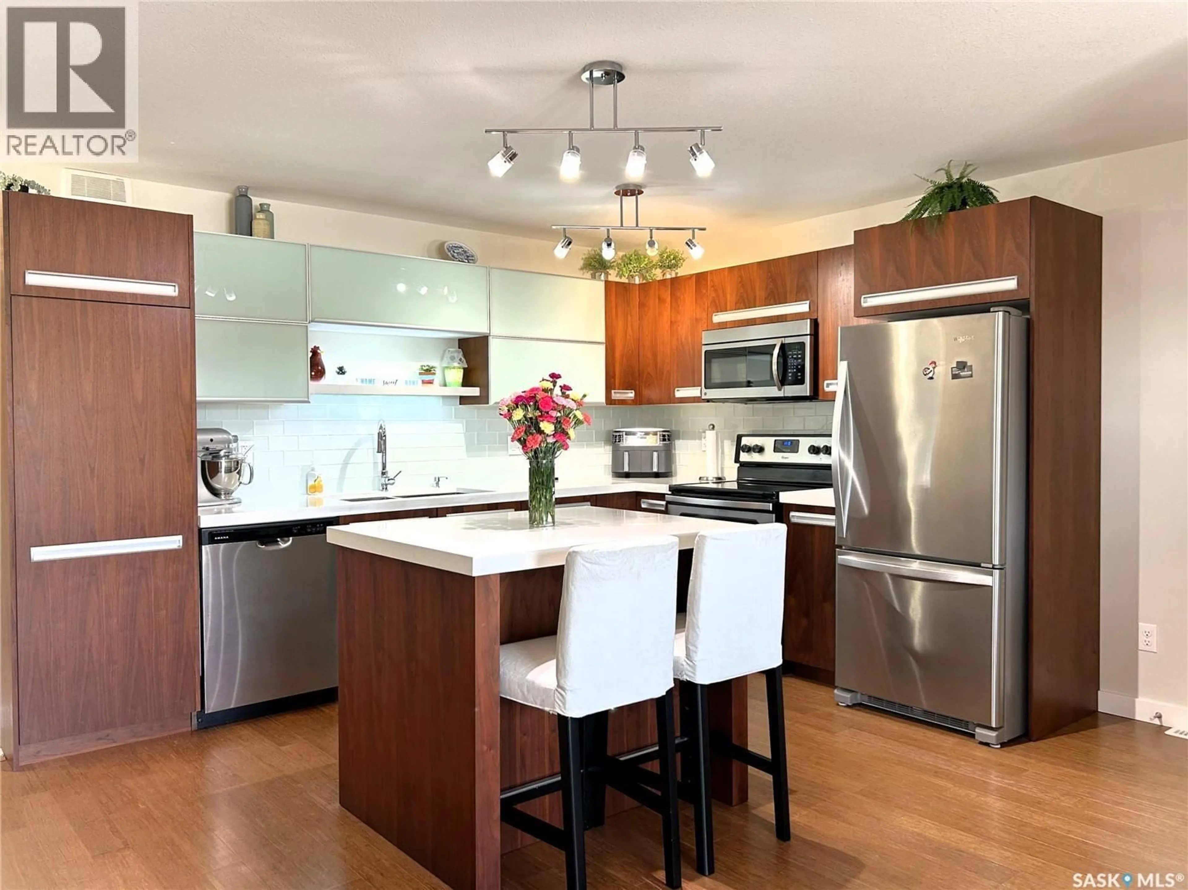 Contemporary kitchen, wood/laminate floor for 1015 - 1603 PATRICK CRESCENT, Saskatoon Saskatchewan S7W0M6