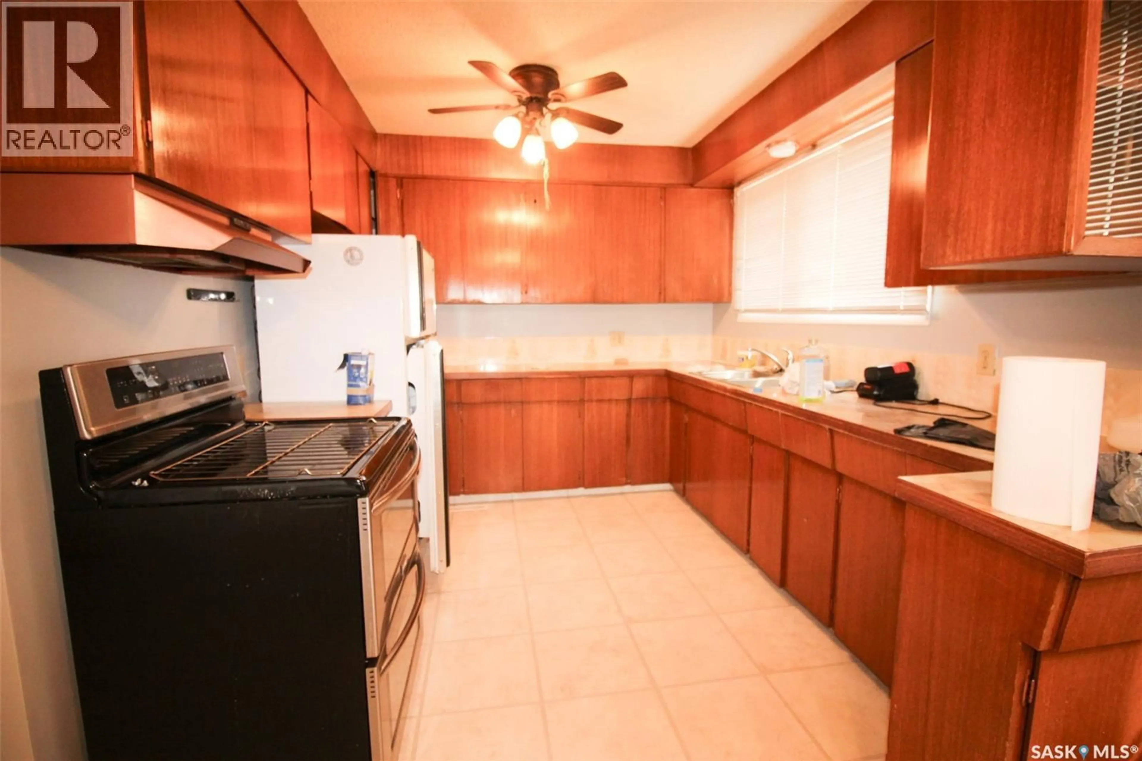 Standard kitchen, ceramic/tile floor for 551 4TH STREET, Shaunavon Saskatchewan S0N2M0