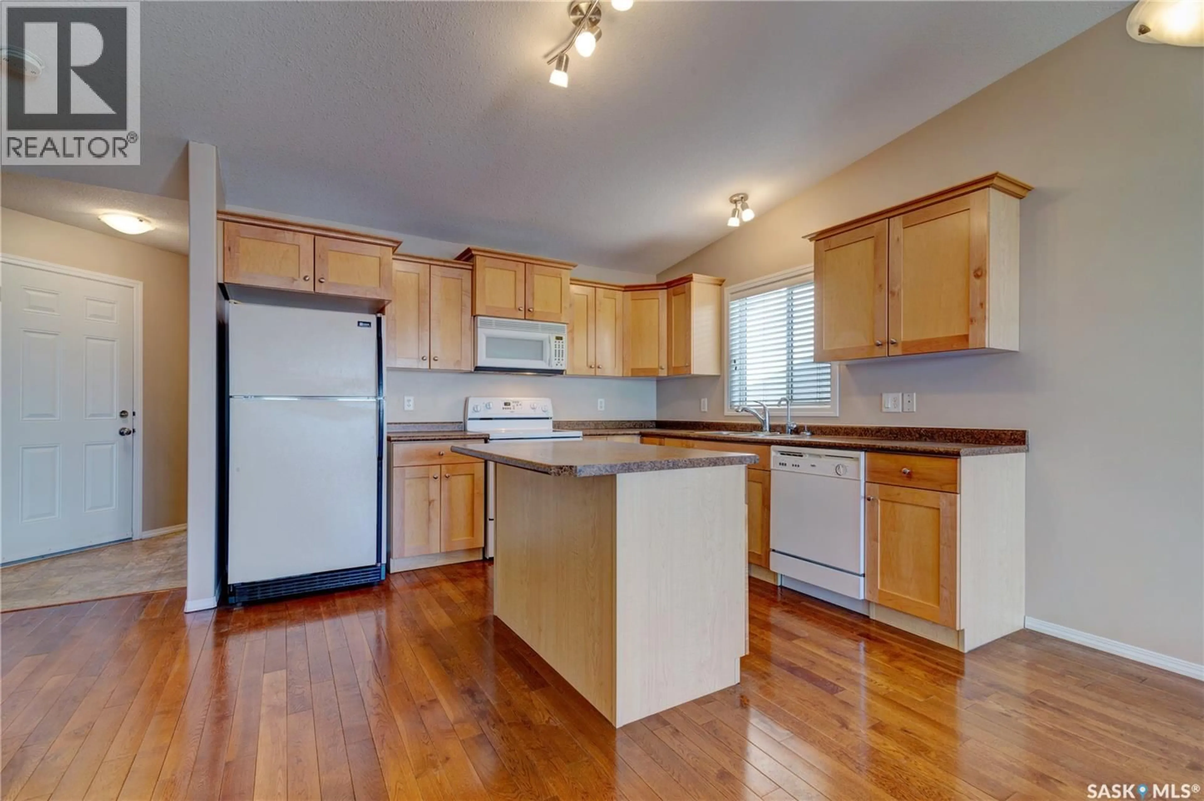 Standard kitchen, wood/laminate floor for 2801 - 26 WINDSOR PARK ROAD, Regina Saskatchewan S4V1E7