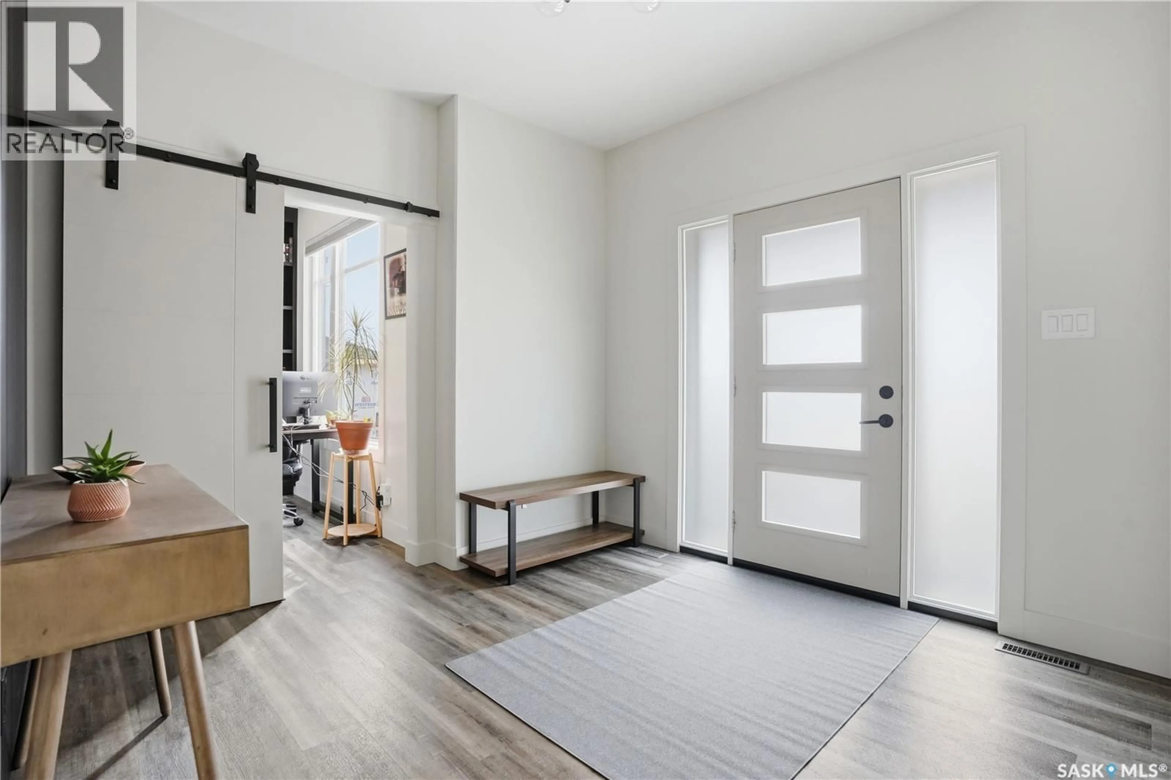 Indoor entryway for 1737 HAYES LANE, Moose Jaw Saskatchewan S6J0B6