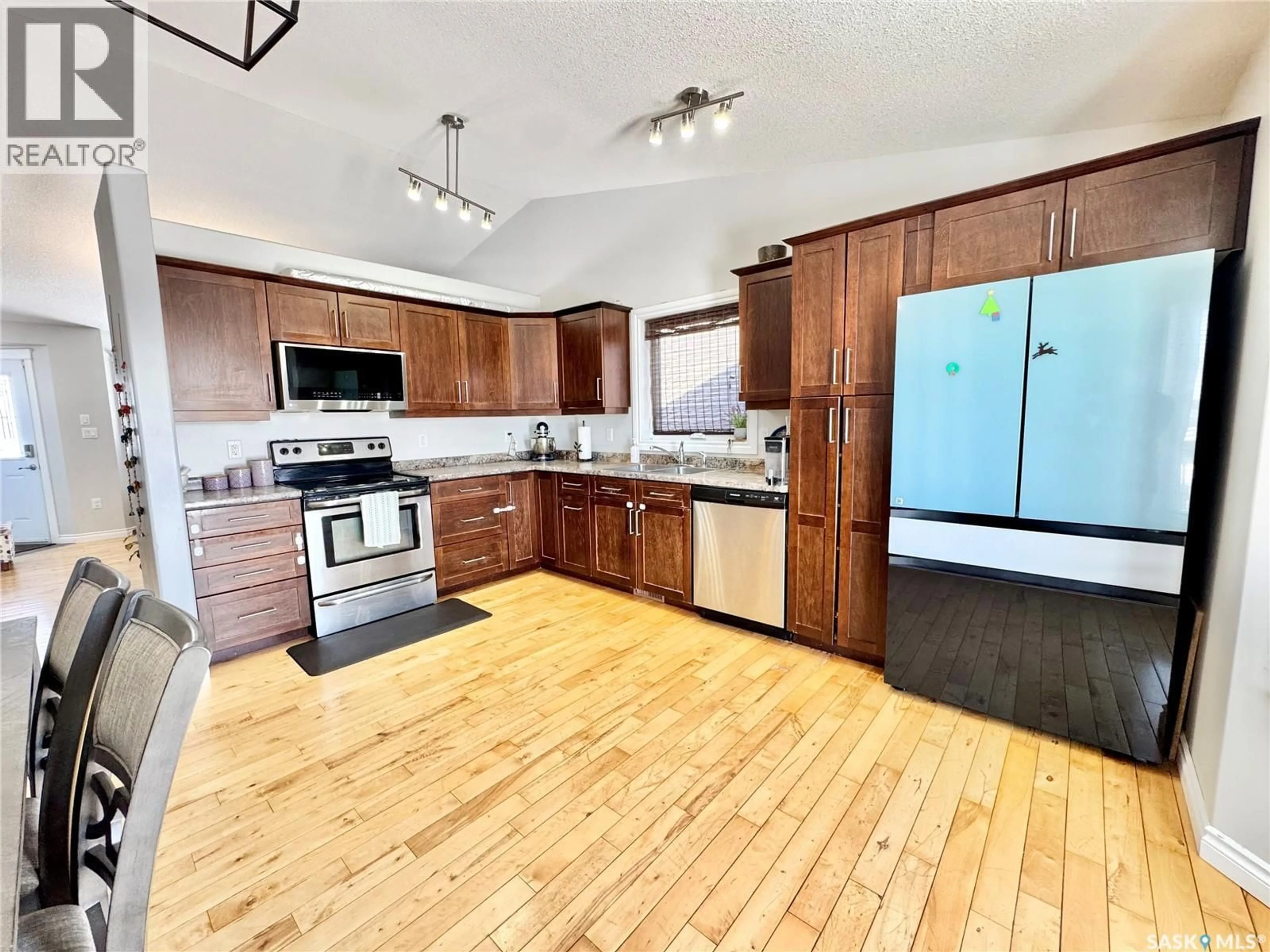 Open concept kitchen, unknown for 42 JOHN HICKS PLACE, Prince Albert Saskatchewan S6V8E5