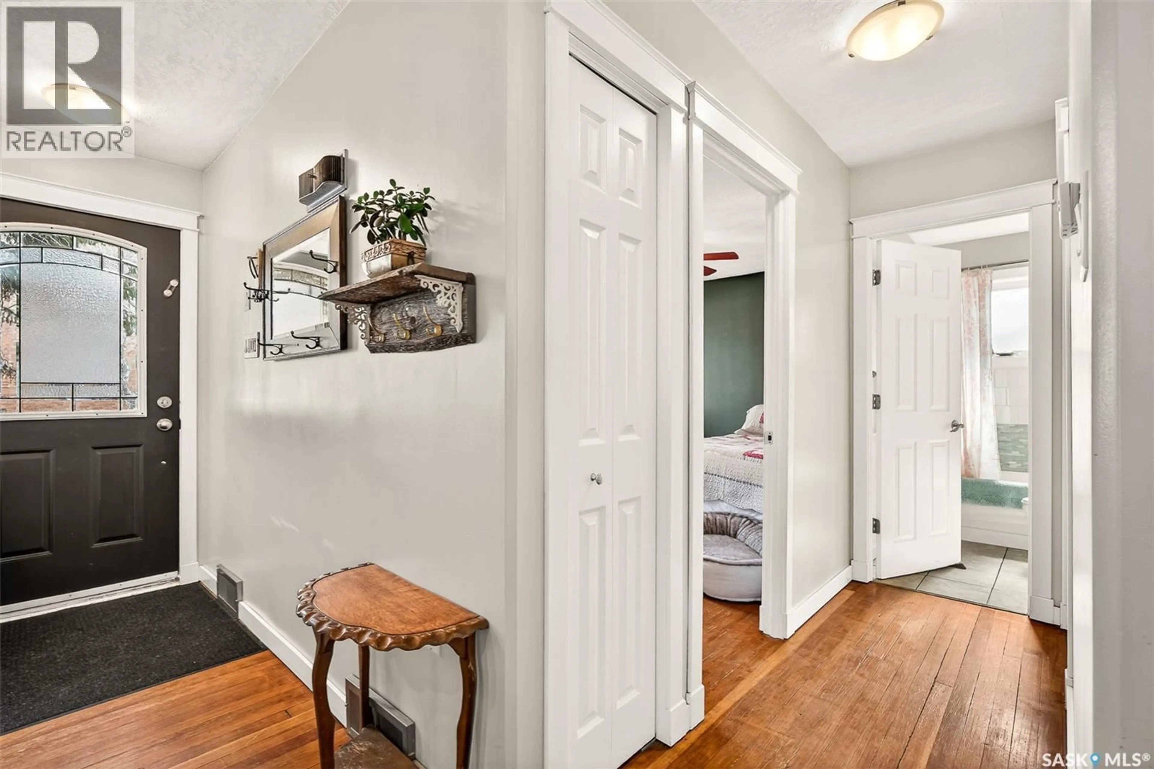 Indoor entryway for 1108 GRAFTON AVENUE, Moose Jaw Saskatchewan S6H3S5