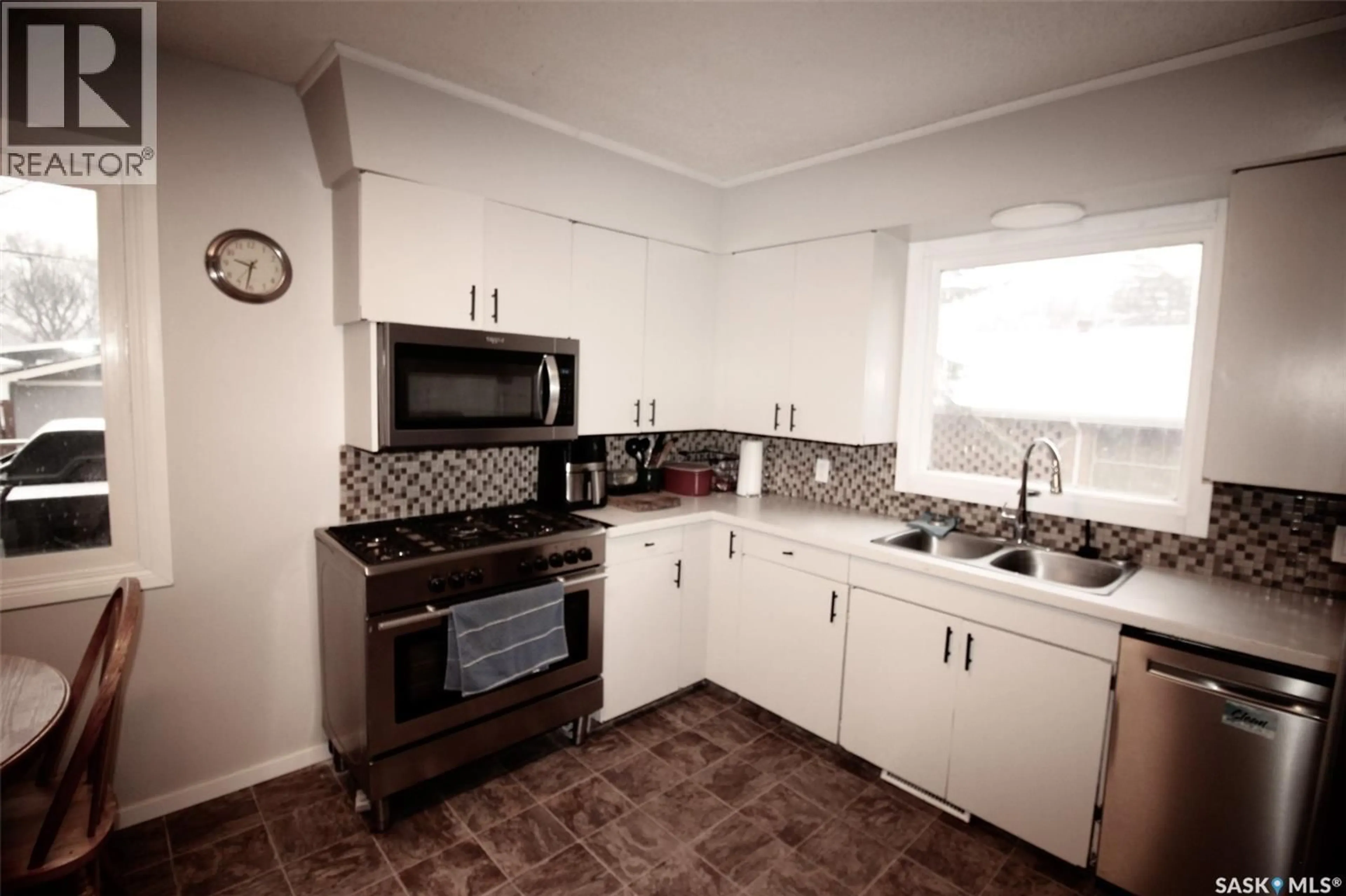 Standard kitchen, unknown for 851 2ND STREET, Shaunavon Saskatchewan S0N2M0