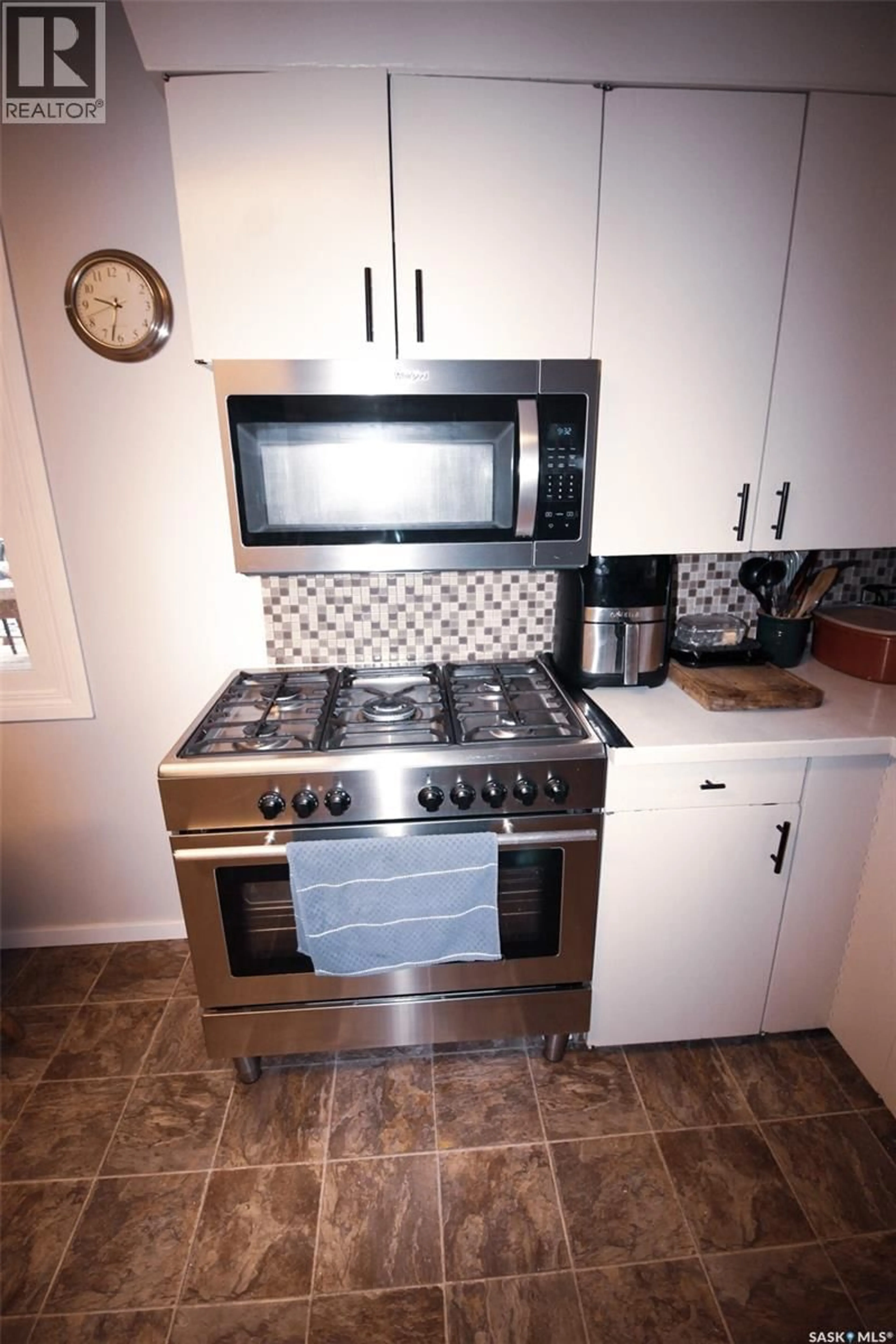 Standard kitchen, ceramic/tile floor for 851 2ND STREET, Shaunavon Saskatchewan S0N2M0