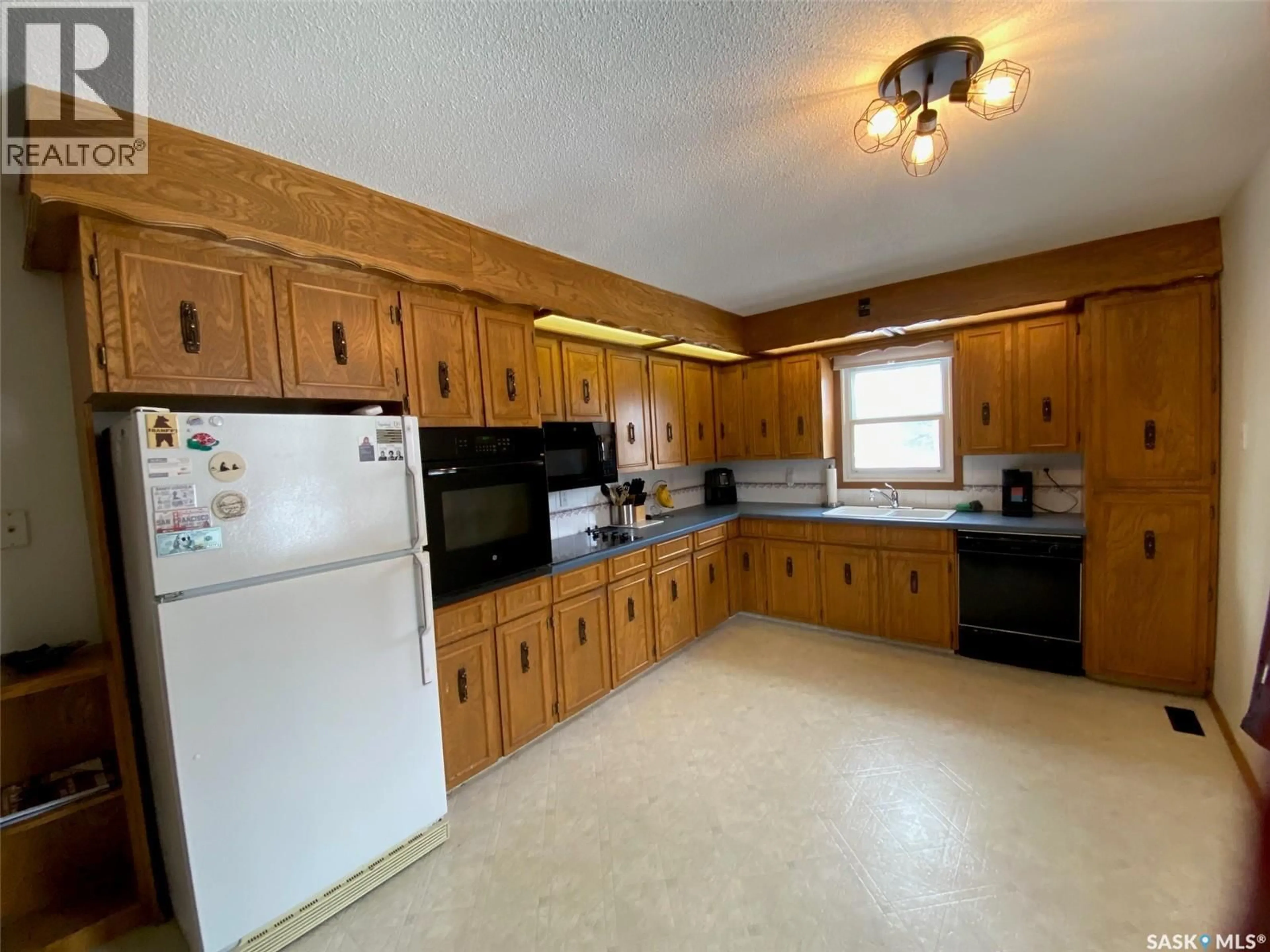Standard kitchen, unknown for 150 GLADSTONE AVENUE, Yorkton Saskatchewan S3N2B6
