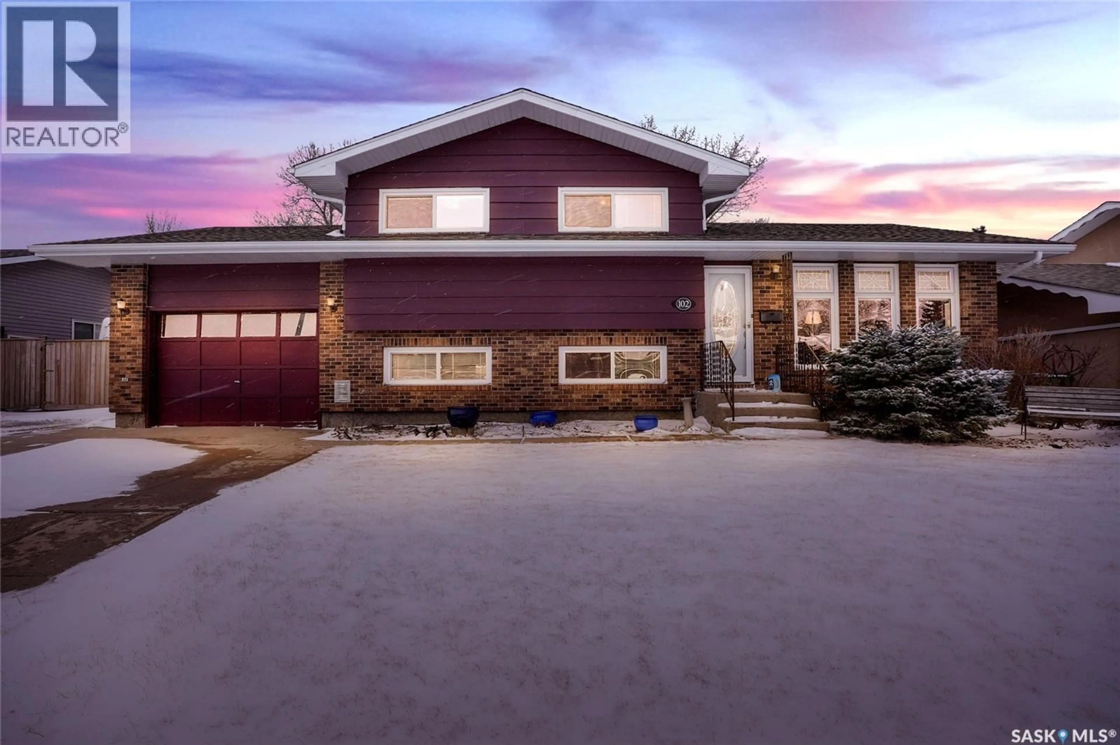 Home with vinyl exterior material, unknown for 102 DAISY CRESCENT, Moose Jaw Saskatchewan S6J1C2