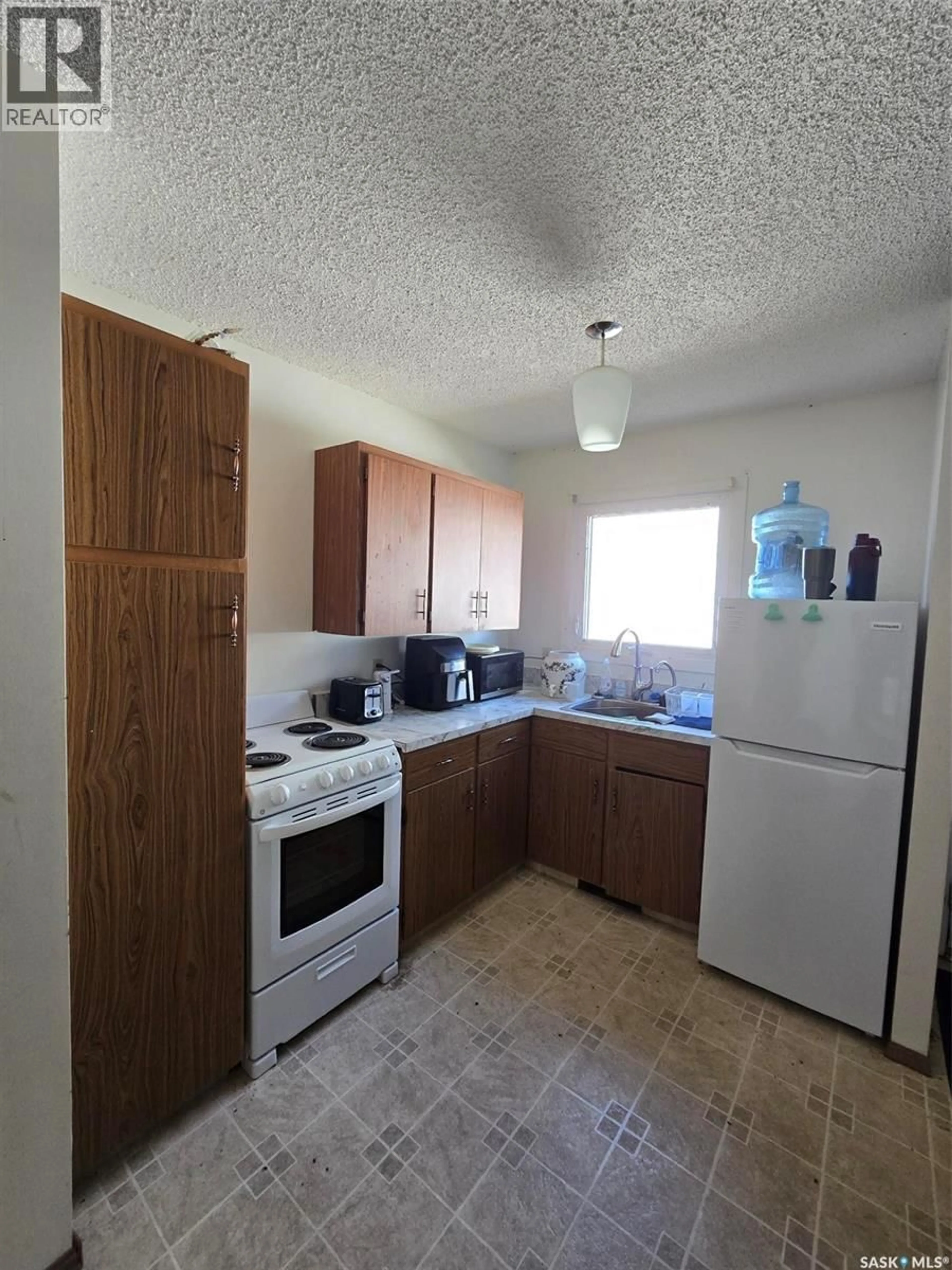 Standard kitchen, unknown for 413 - 415 CALGARY STREET, Broadview Saskatchewan S0G0K0