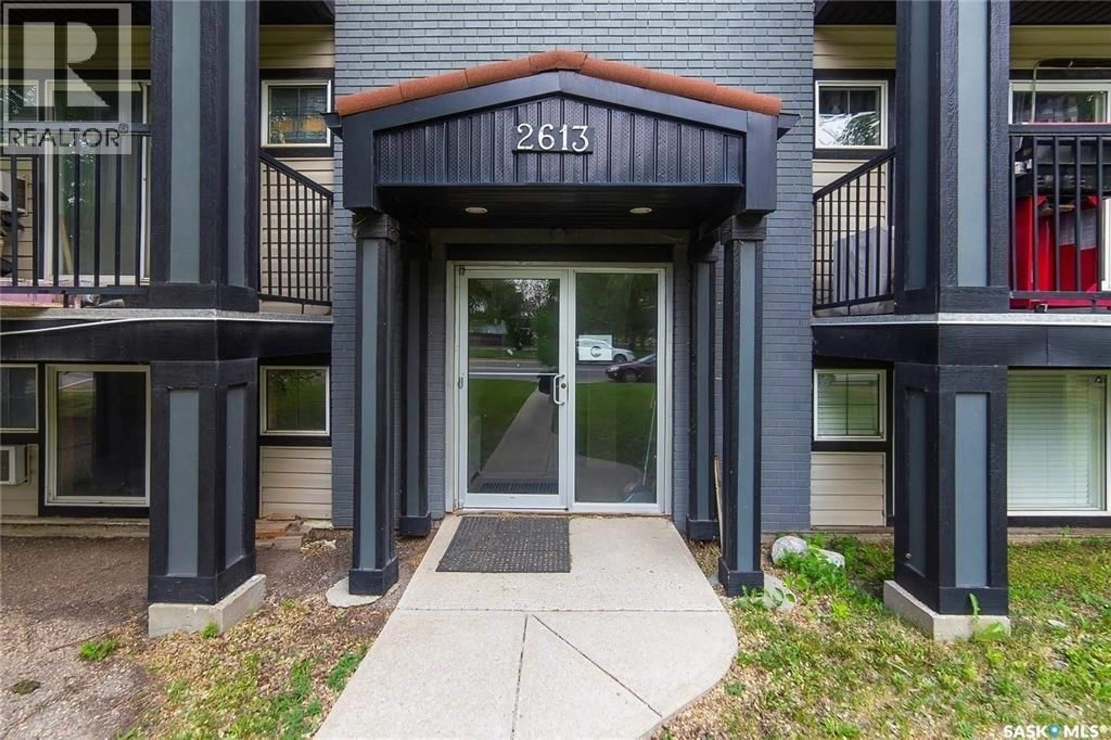 Indoor entryway for 303 - 2613 BROADWAY AVENUE, Saskatoon Saskatchewan S7J0Z7