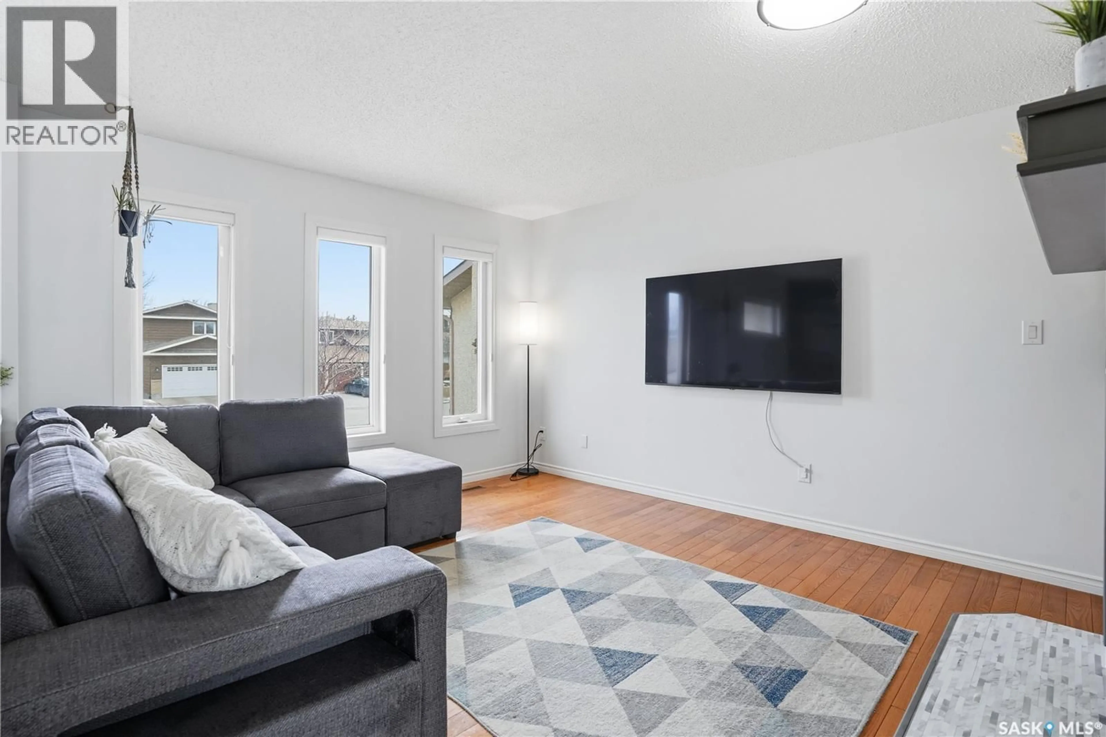 Living room with furniture, unknown for 6719 MAPLECREST PLACE, Regina Saskatchewan S4X3Z1