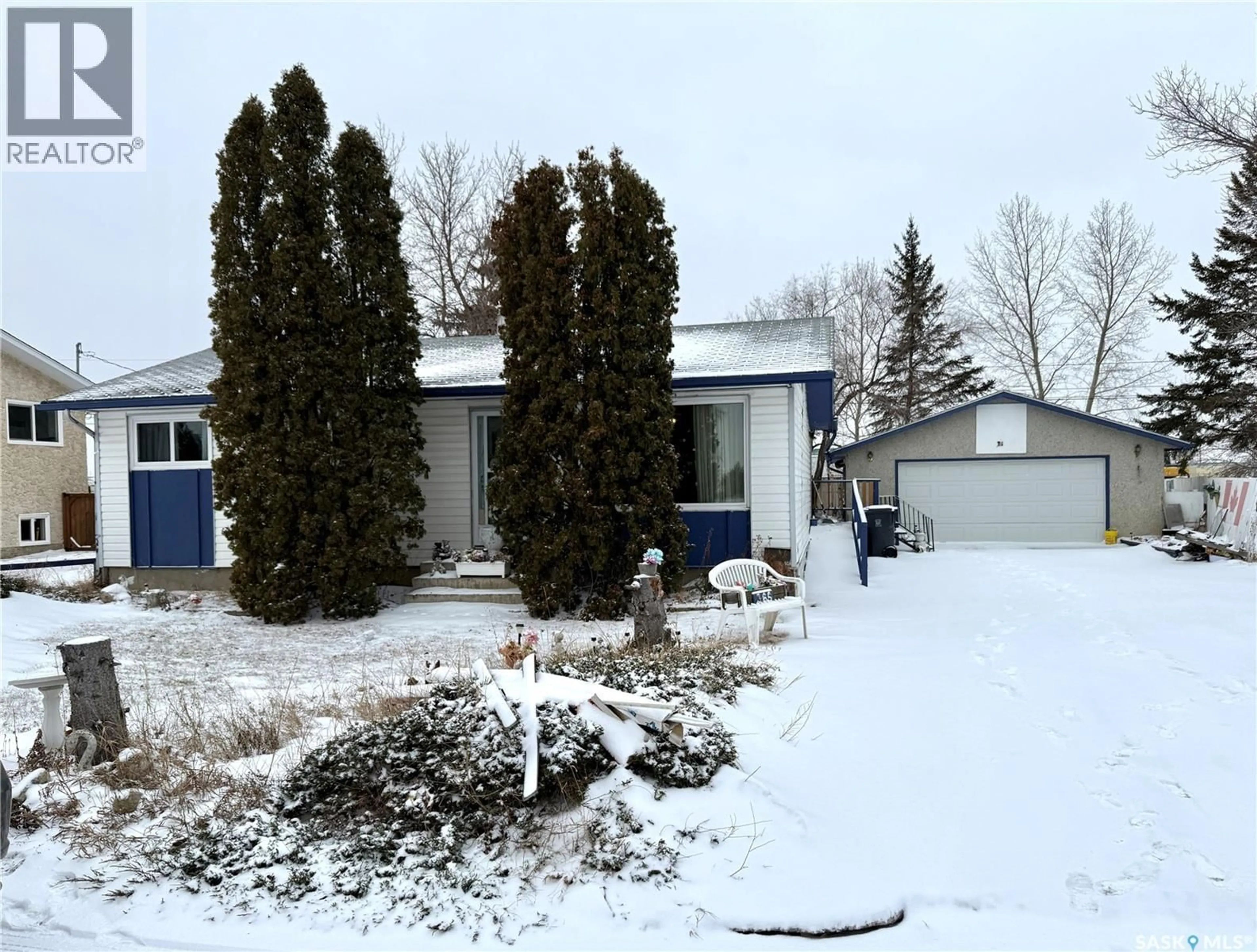 A pic from outside/outdoor area/front of a property/back of a property/a pic from drone, street for CRESCENT - 365 3RD AVE, Battleford Saskatchewan S0M0E0