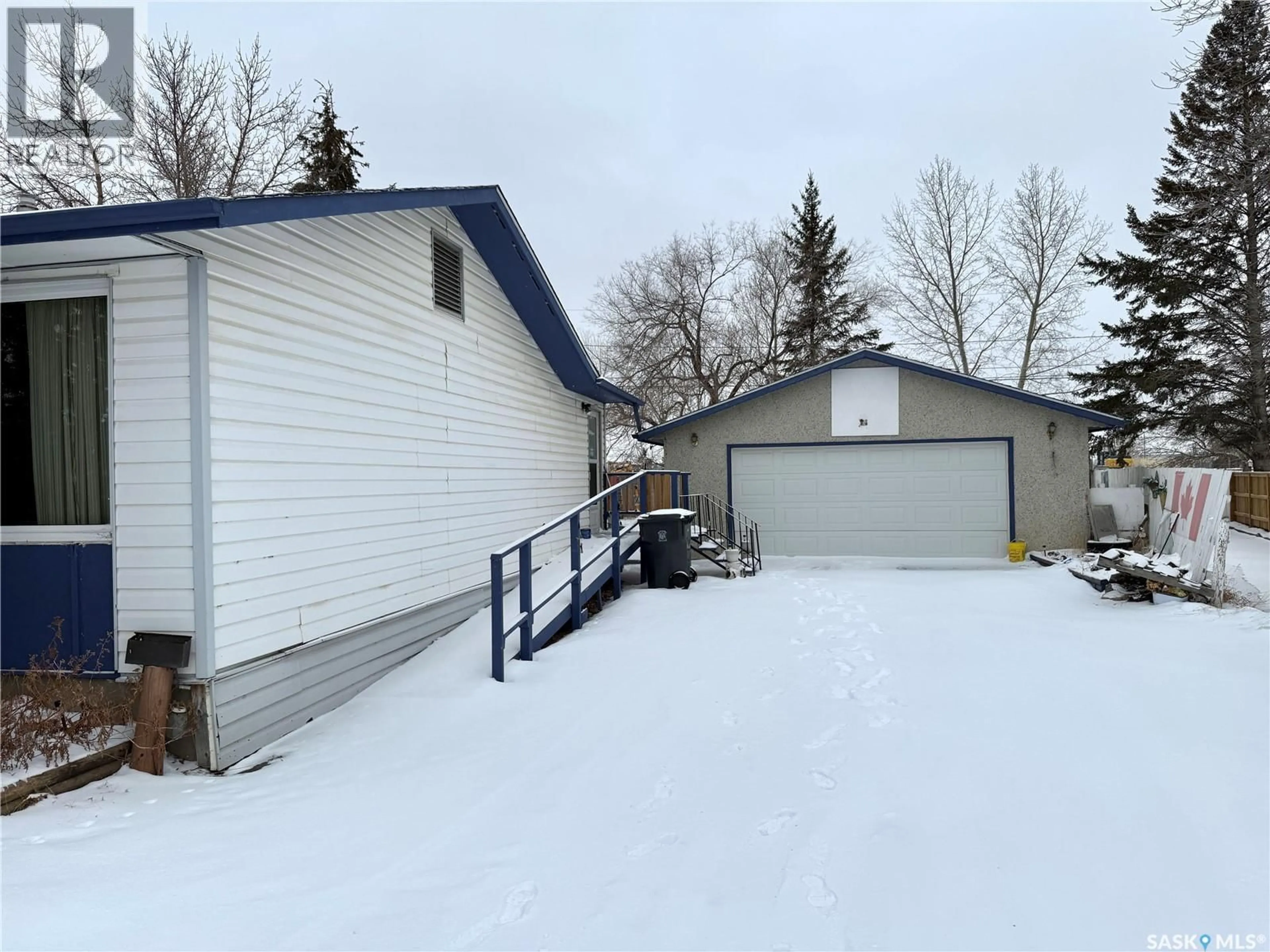A pic from outside/outdoor area/front of a property/back of a property/a pic from drone, street for CRESCENT - 365 3RD AVE, Battleford Saskatchewan S0M0E0