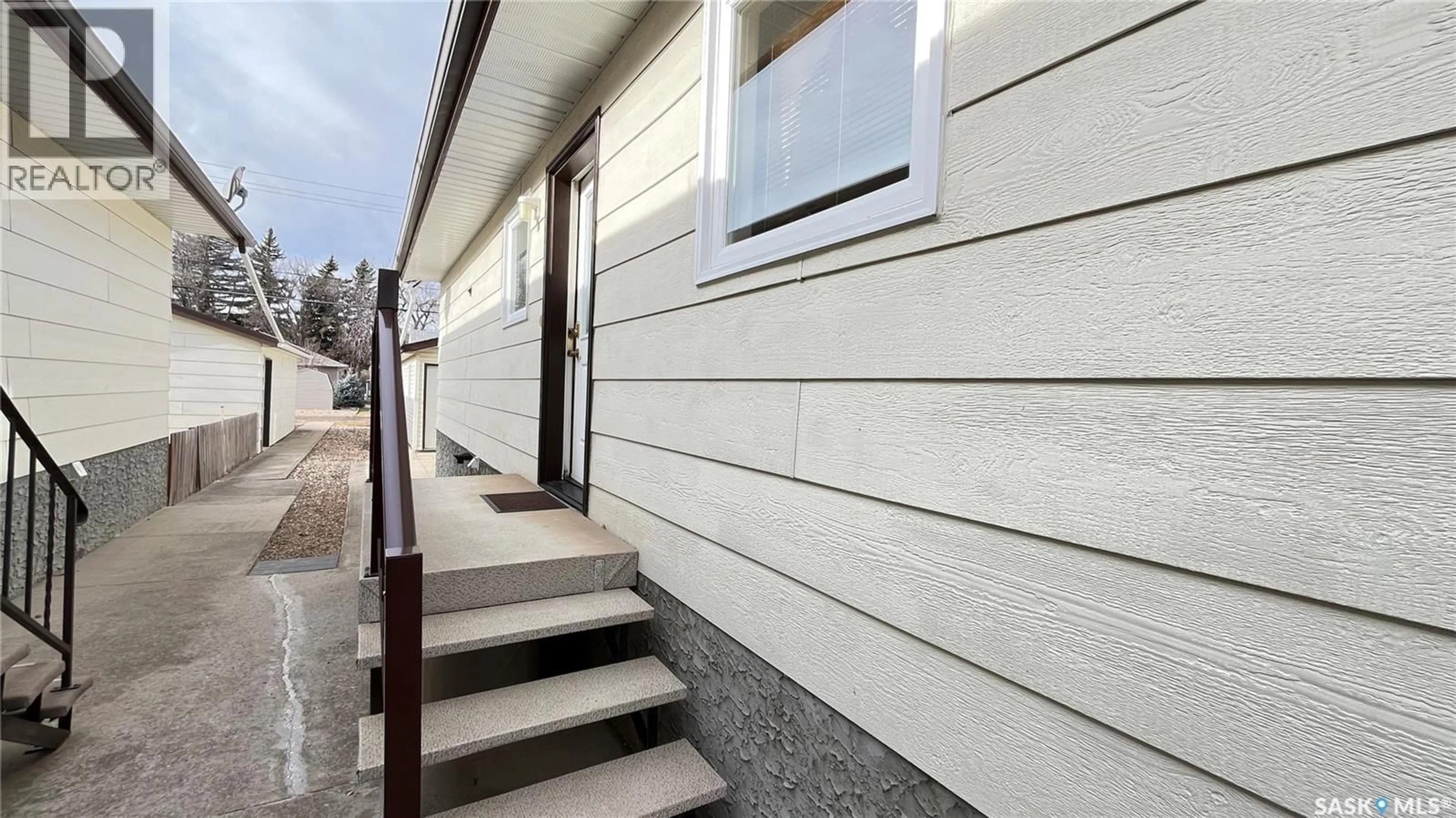 Home with vinyl exterior material, building for 211 MAPLE STREET, Maple Creek Saskatchewan S0N1N0