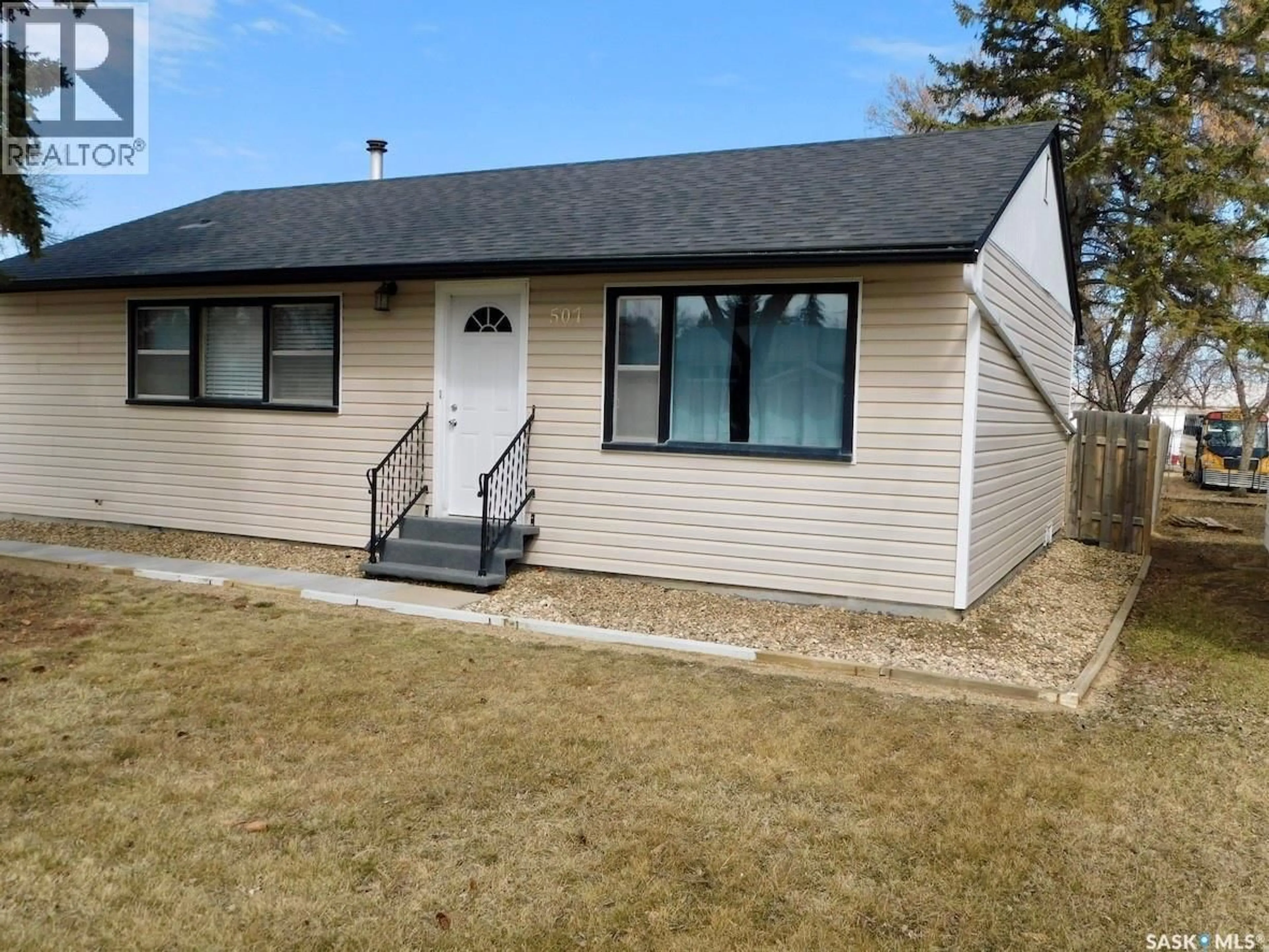 Home with vinyl exterior material, street for 507 2ND AVENUE, Assiniboia Saskatchewan S0H0B0