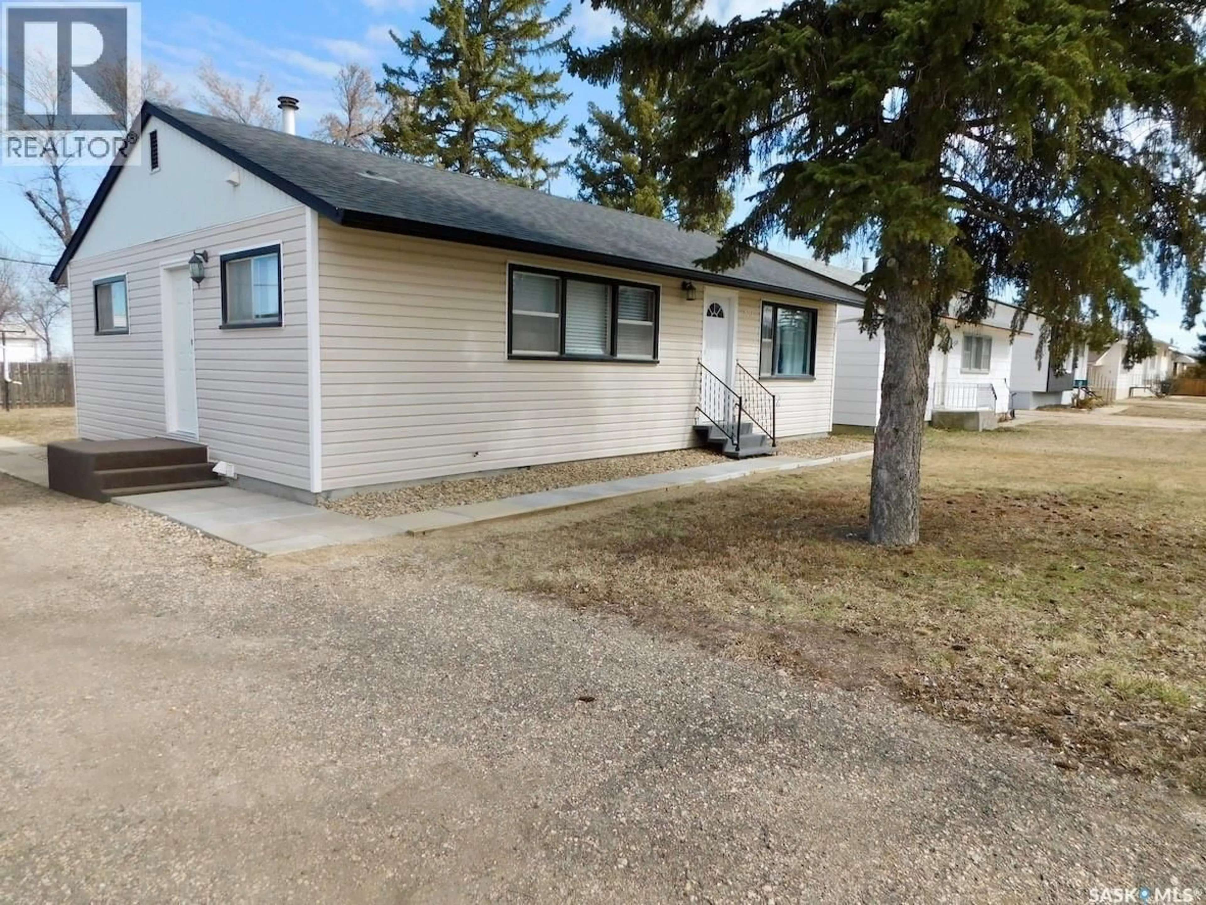 A pic from outside/outdoor area/front of a property/back of a property/a pic from drone, street for 507 2ND AVENUE, Assiniboia Saskatchewan S0H0B0