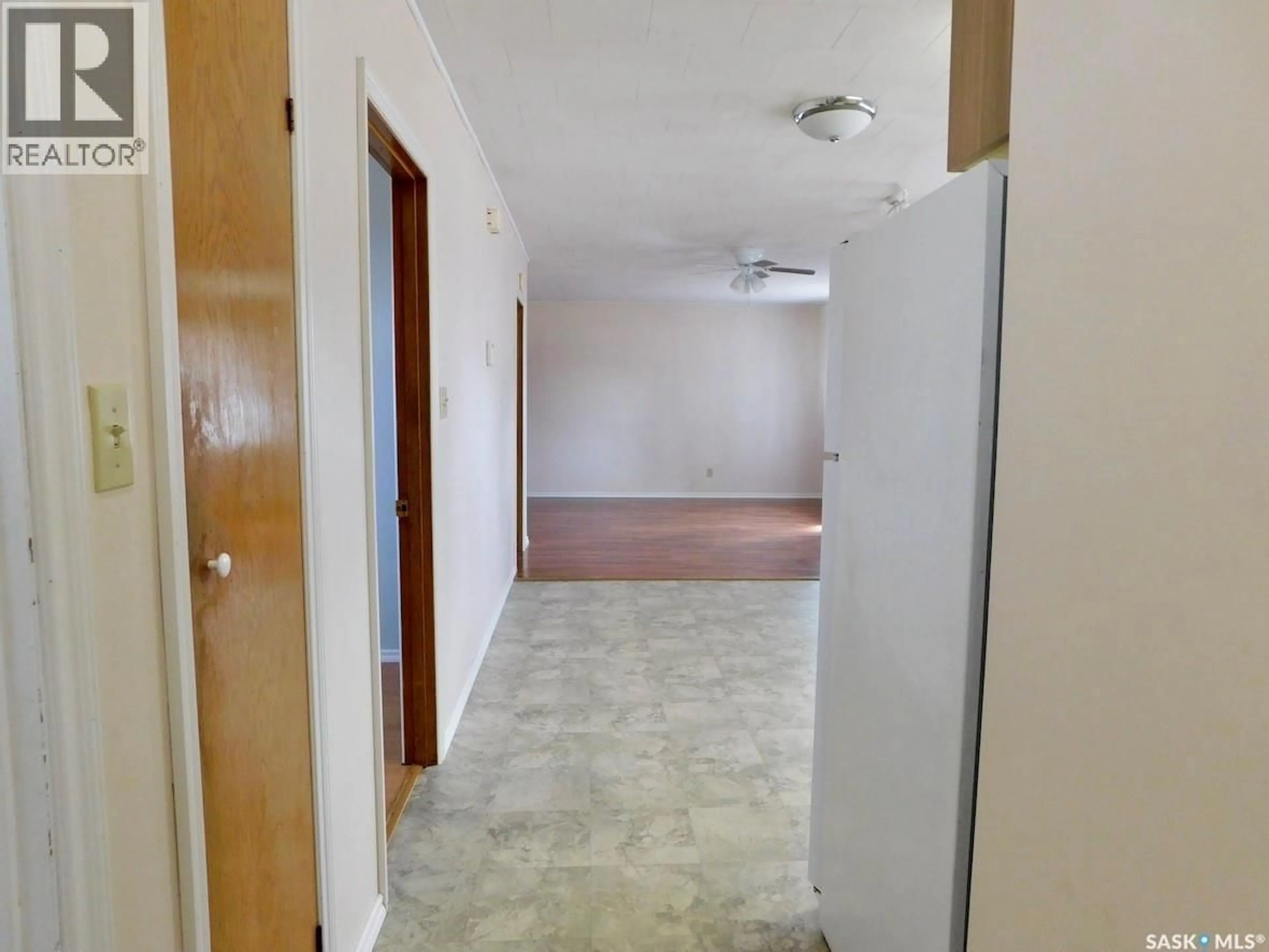 Indoor foyer for 507 2ND AVENUE, Assiniboia Saskatchewan S0H0B0