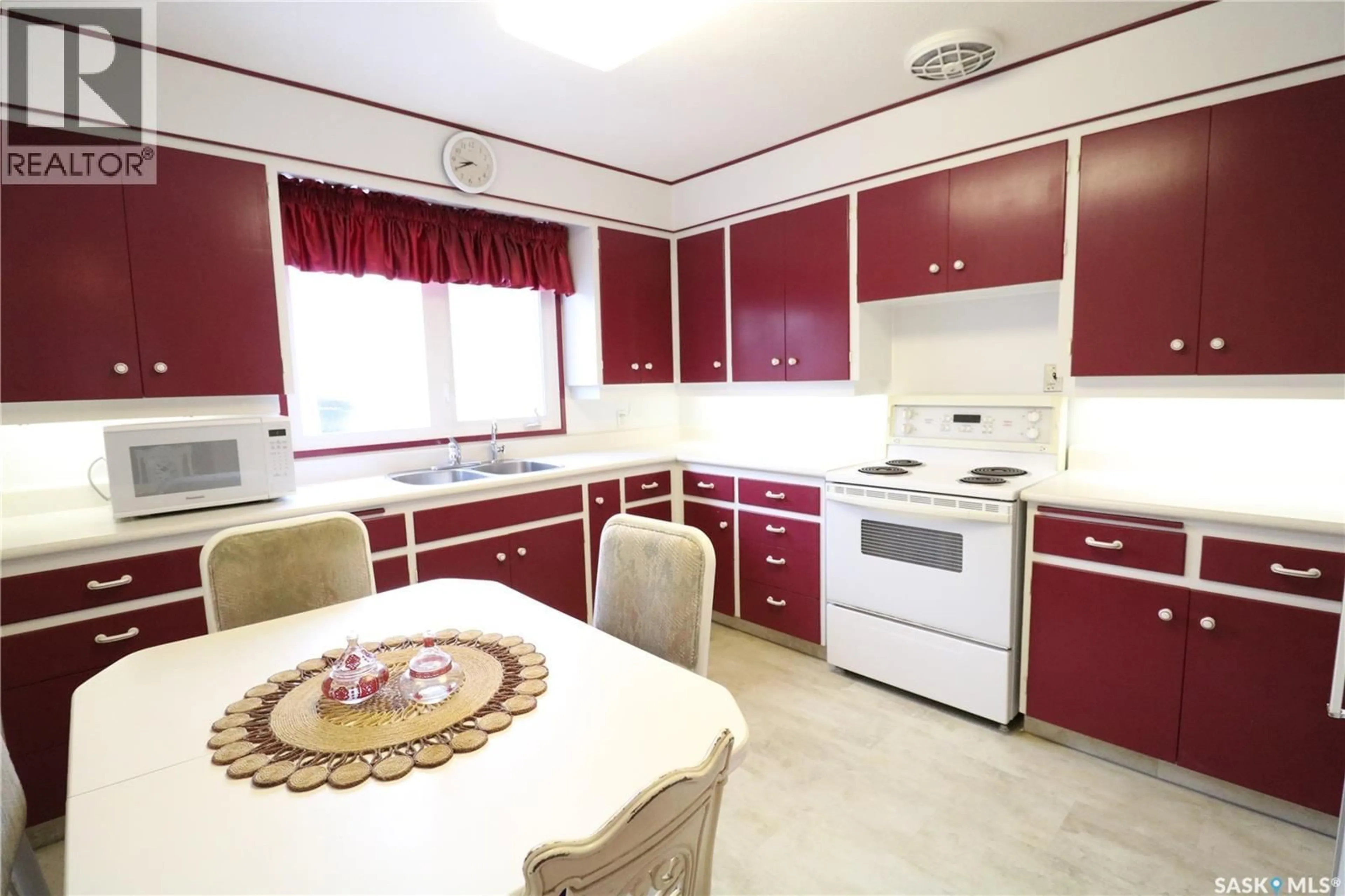 Standard kitchen, ceramic/tile floor for 2355 WALLACE STREET, Regina Saskatchewan S4N4B1