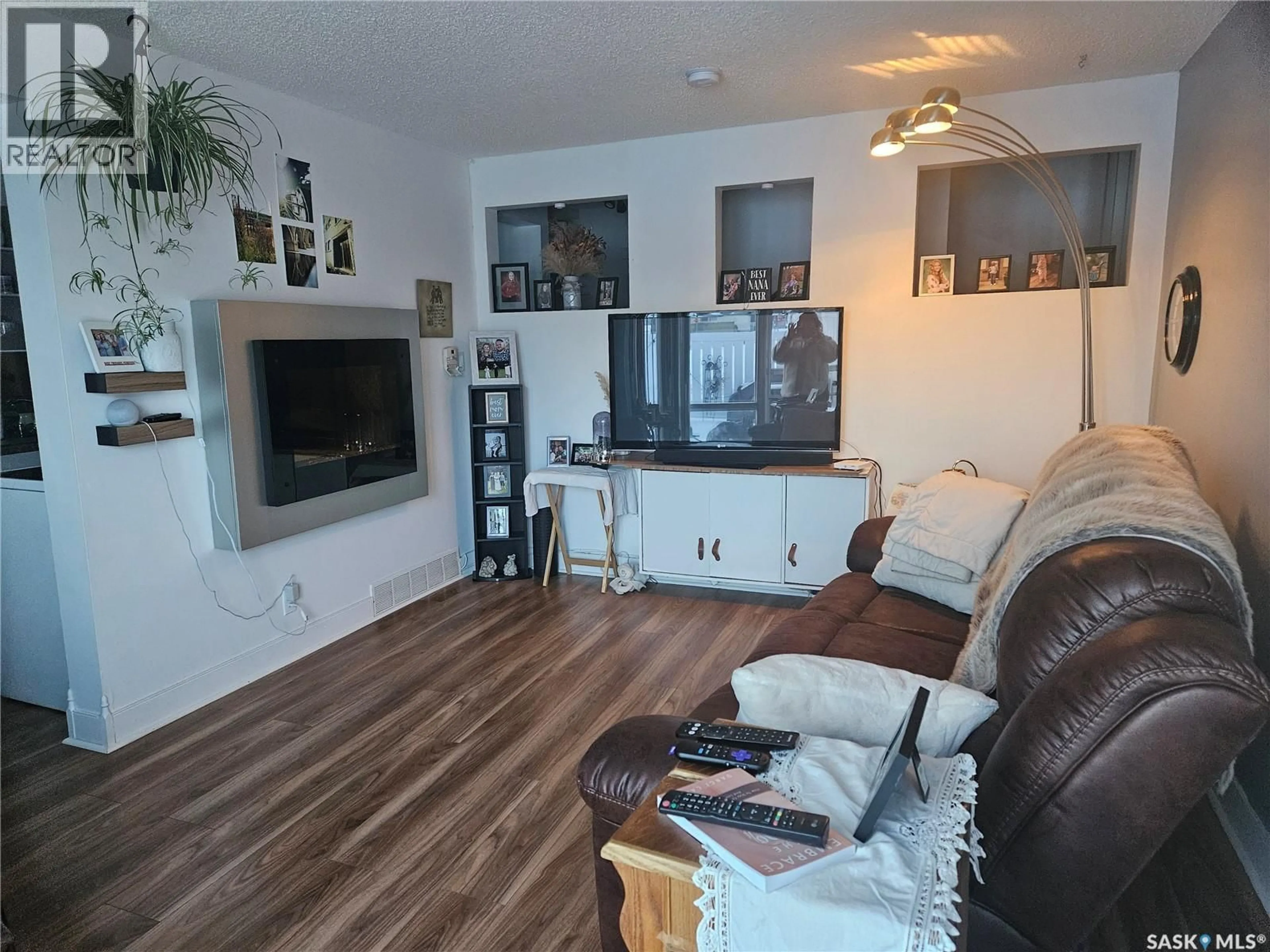 Living room with furniture, wood/laminate floor for 1292 - 5 GORDON ROAD, Moose Jaw Saskatchewan S6H3E5