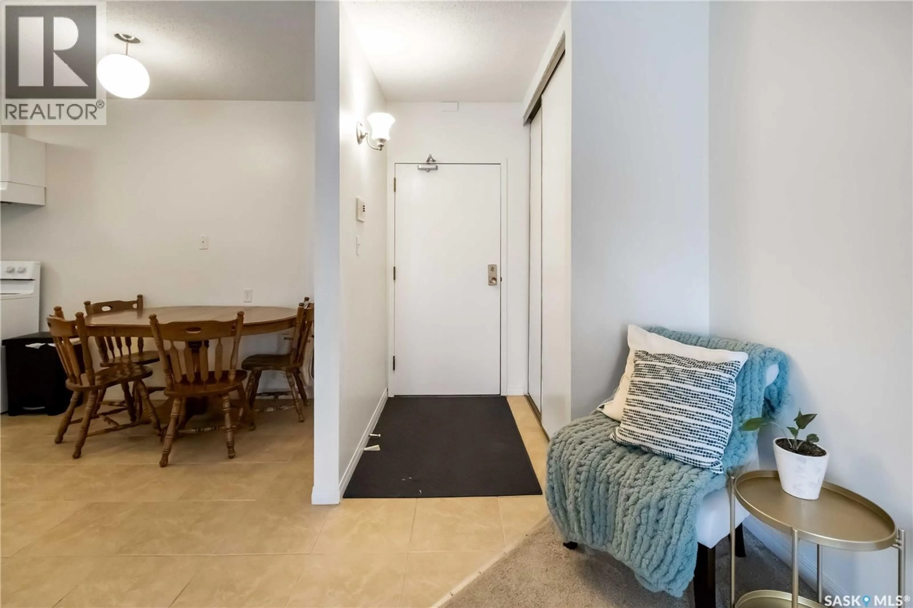 Indoor entryway for 415 - 305 TAIT COURT, Saskatoon Saskatchewan S7H5L3