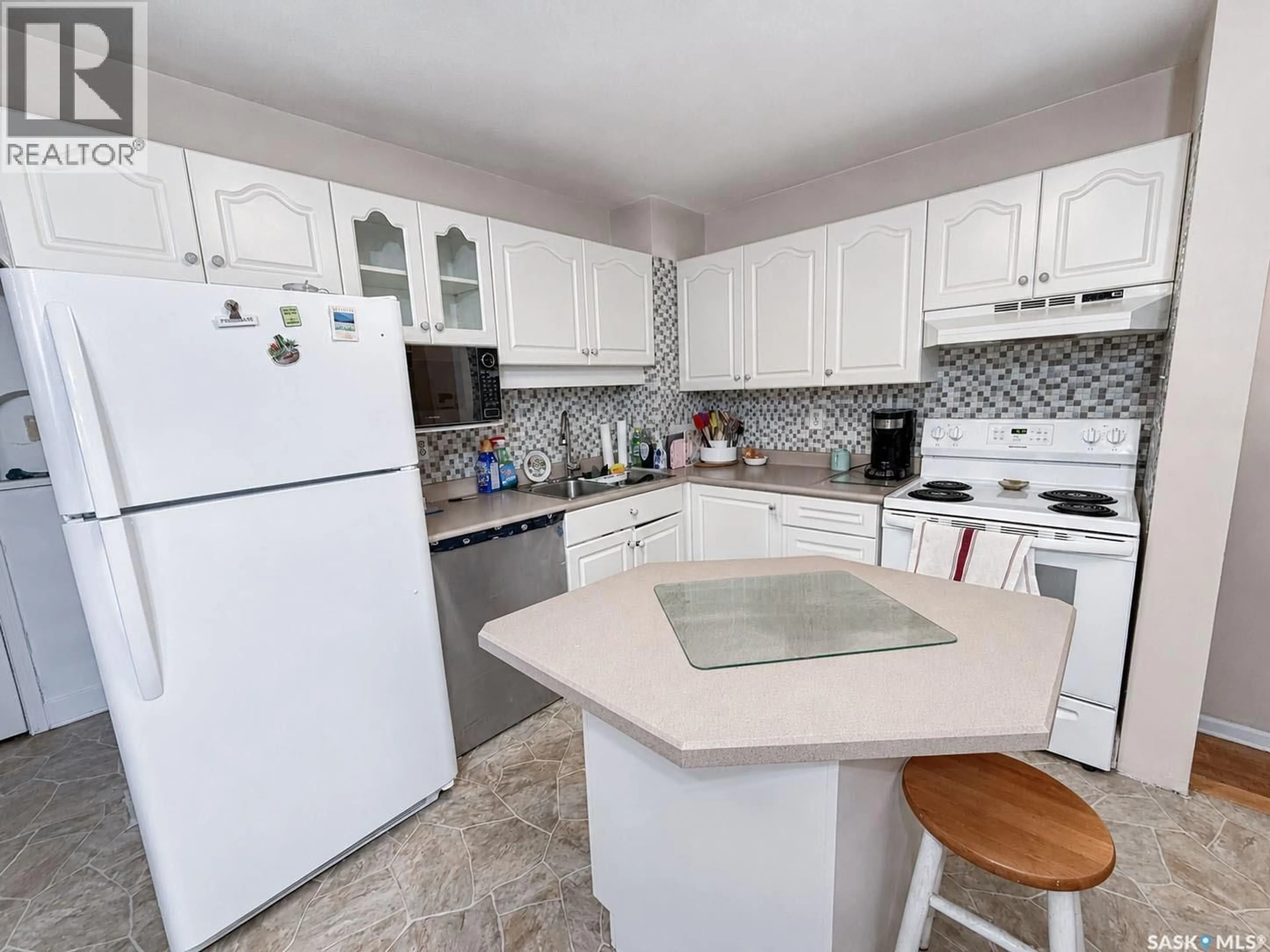 Standard kitchen, unknown for 385 19TH STREET, Prince Albert Saskatchewan S6V4C8